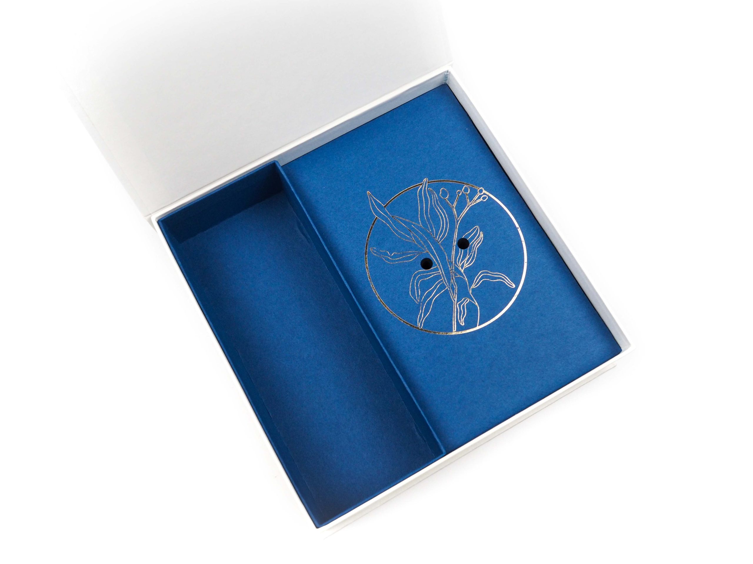 Tato magnetická krabice byla vyrobena jako dárkové balení na kravatu a manžetové knoflíčky. 