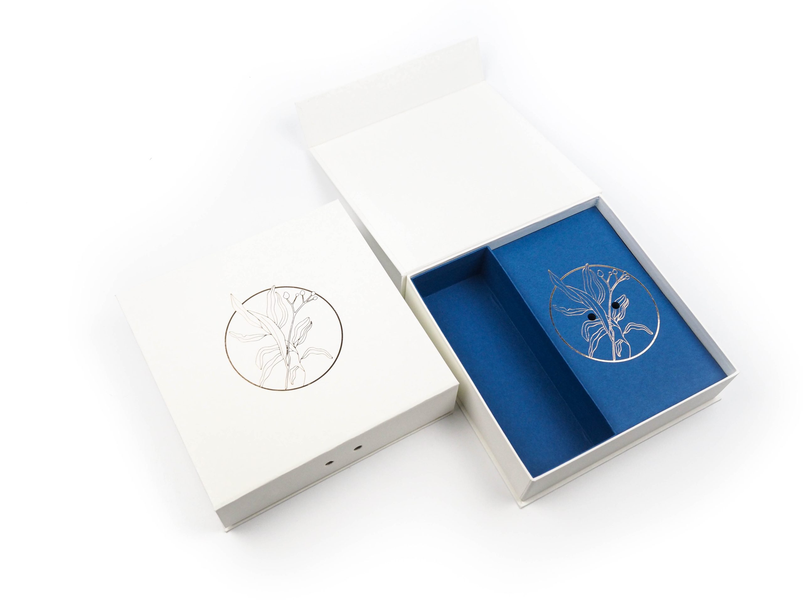 Tato magnetická krabice byla vyrobena jako dárkové balení na kravatu a manžetové knoflíčky. 