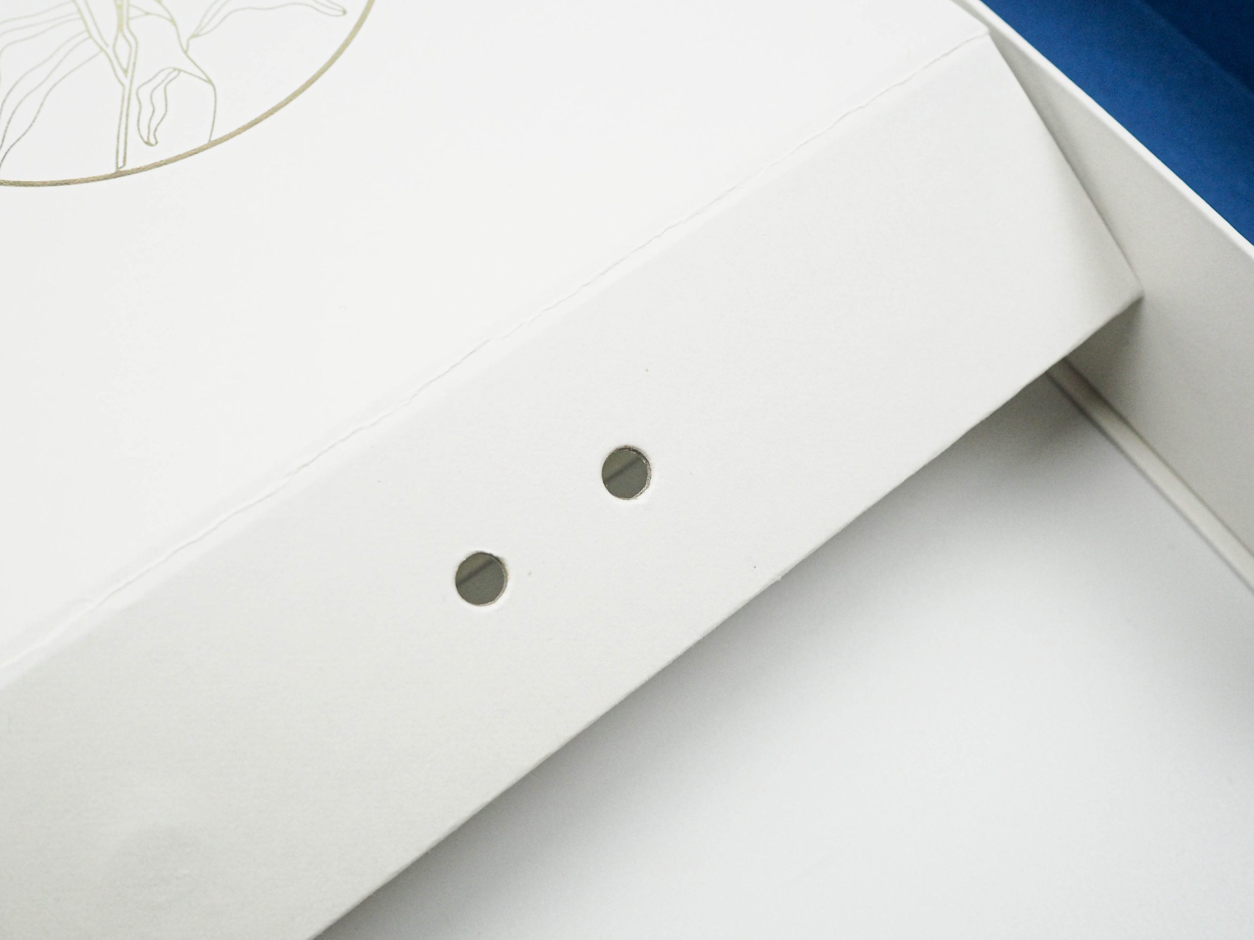 Tato magnetická krabice byla vyrobena jako dárkové balení na kravatu a manžetové knoflíčky. 