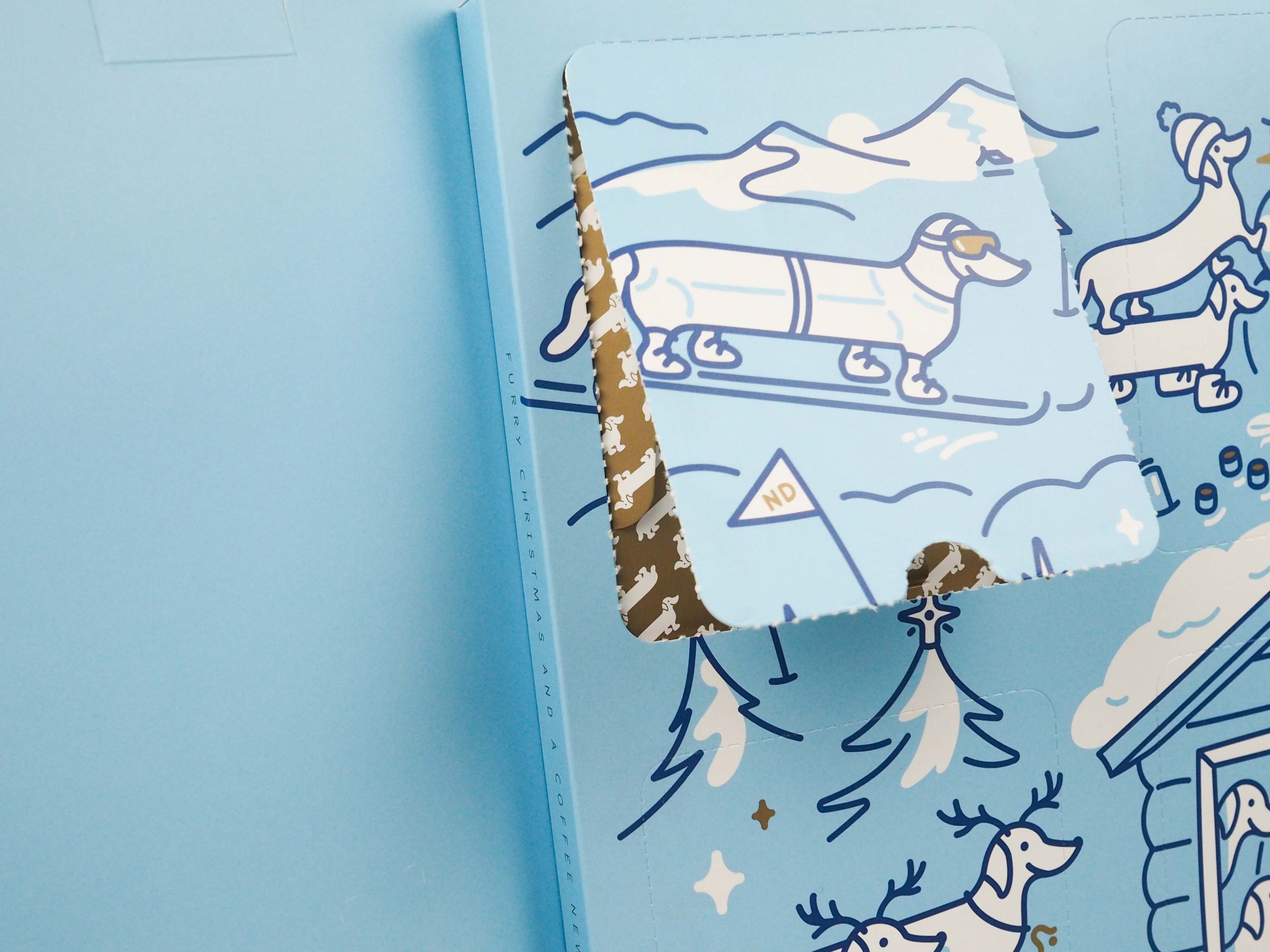 Adventní kalendář The Naughty Dog byl vyroben pro 4 pytlíčky výběrové kávy, které si milovník kávy může vychutnávat během čtyř adventních týdnů.