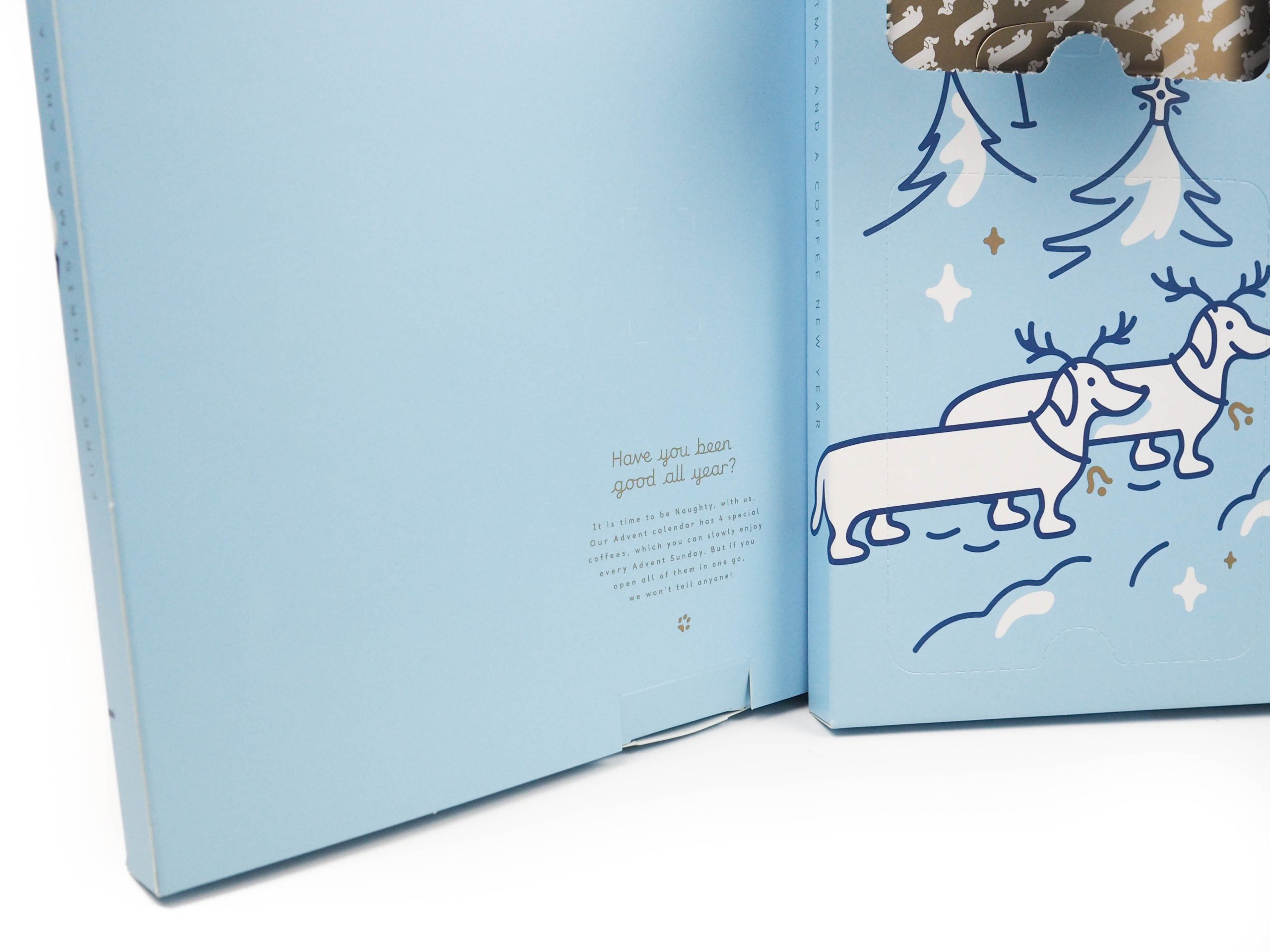 Adventní kalendář The Naughty Dog byl vyroben pro 4 pytlíčky výběrové kávy, které si milovník kávy může vychutnávat během čtyř adventních týdnů.