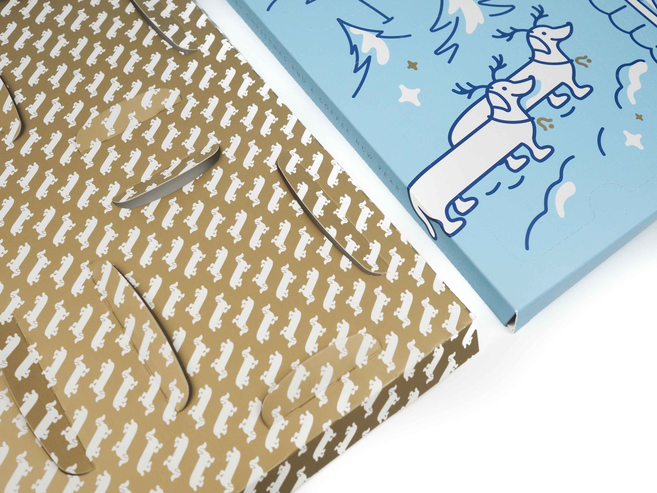 Adventní kalendář The Naughty Dog byl vyroben pro 4 pytlíčky výběrové kávy, které si milovník kávy může vychutnávat během čtyř adventních týdnů.