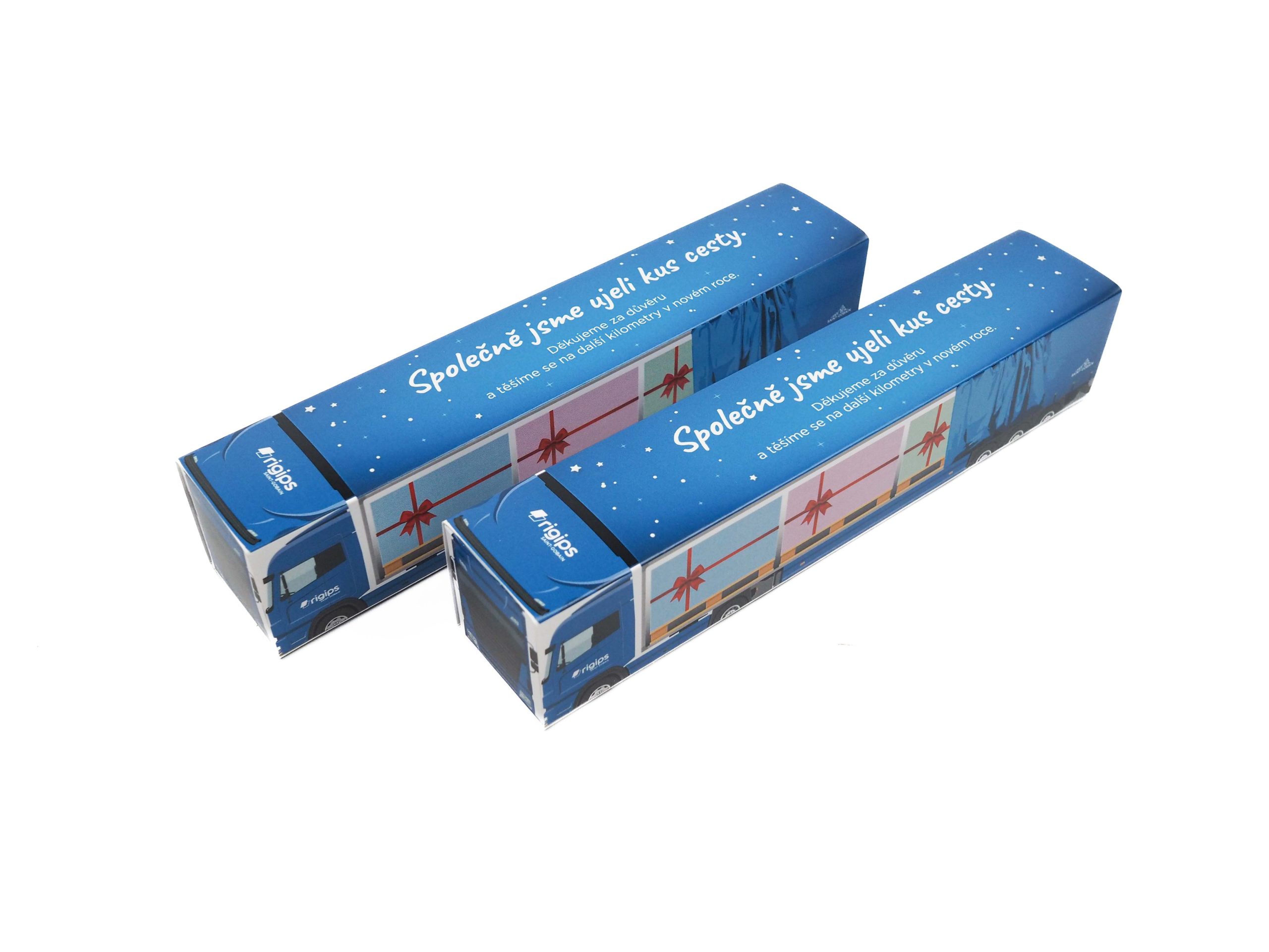 Dárková krabička s potiskem kamionu byla vyrobena jako malá bonboniéra. K originálnímu balení pak jen stačila konstrukce krabičky na makronky.