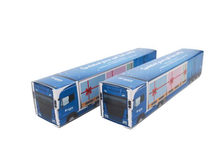 Dárková krabička Kamion Dárková krabička s potiskem kamionu byla vyrobena jako malá bonboniéra. K originálnímu balení pak jen stačila konstrukce krabičky na makronky.