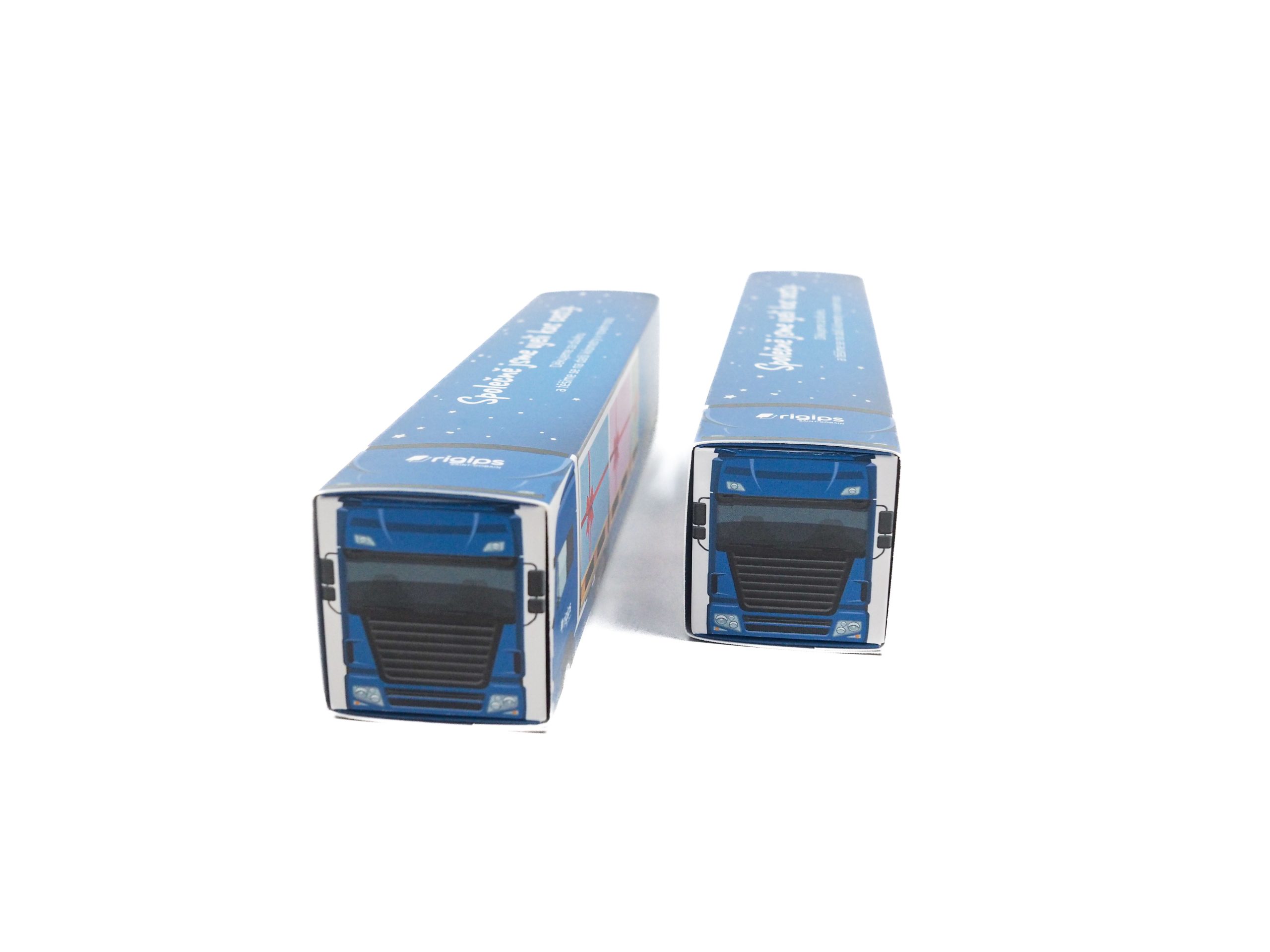 Dárková krabička s potiskem kamionu byla vyrobena jako malá bonboniéra. K originálnímu balení pak jen stačila konstrukce krabičky na makronky.