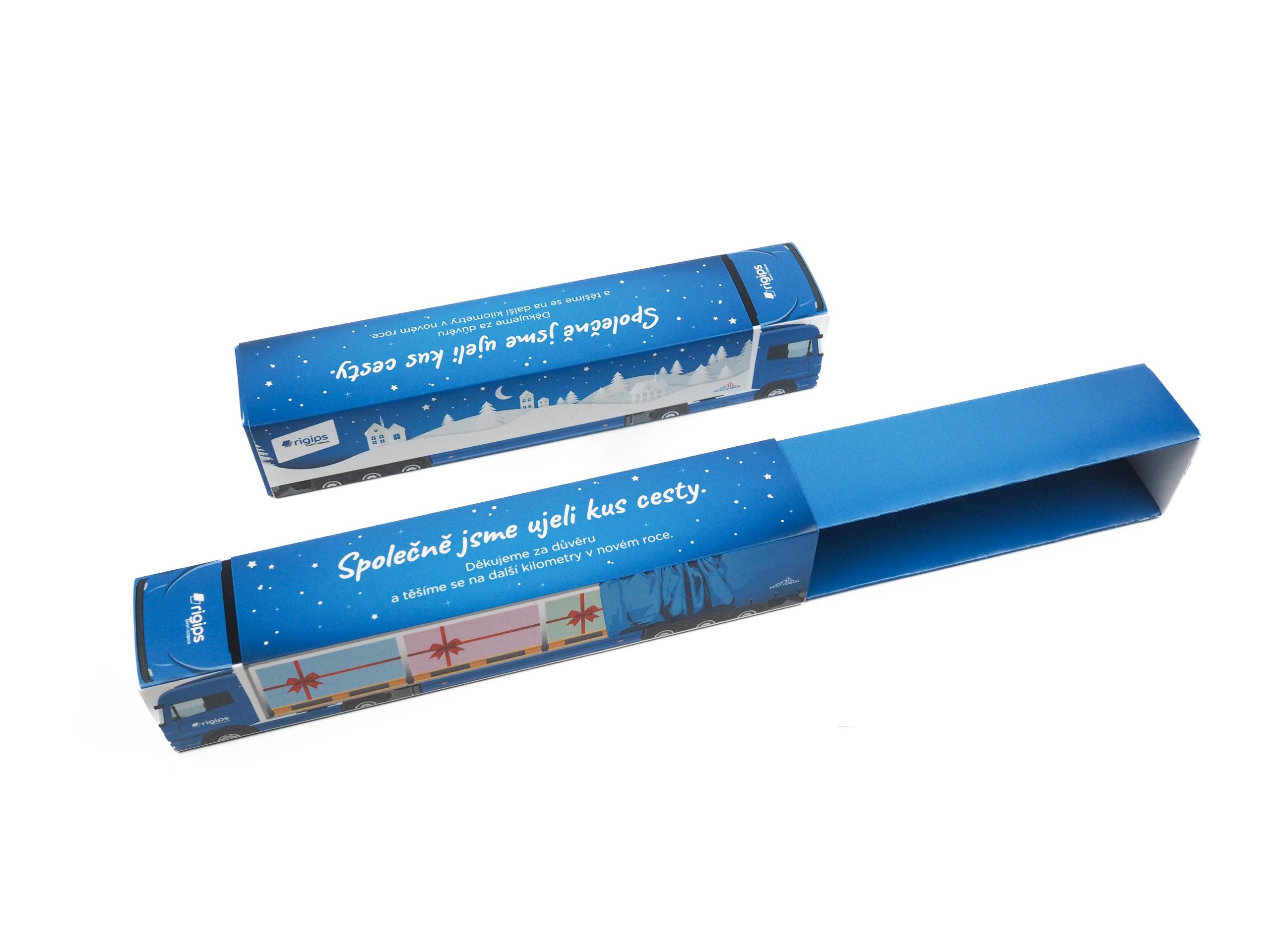 Dárková krabička s potiskem kamionu byla vyrobena jako malá bonboniéra. K originálnímu balení pak jen stačila konstrukce krabičky na makronky.