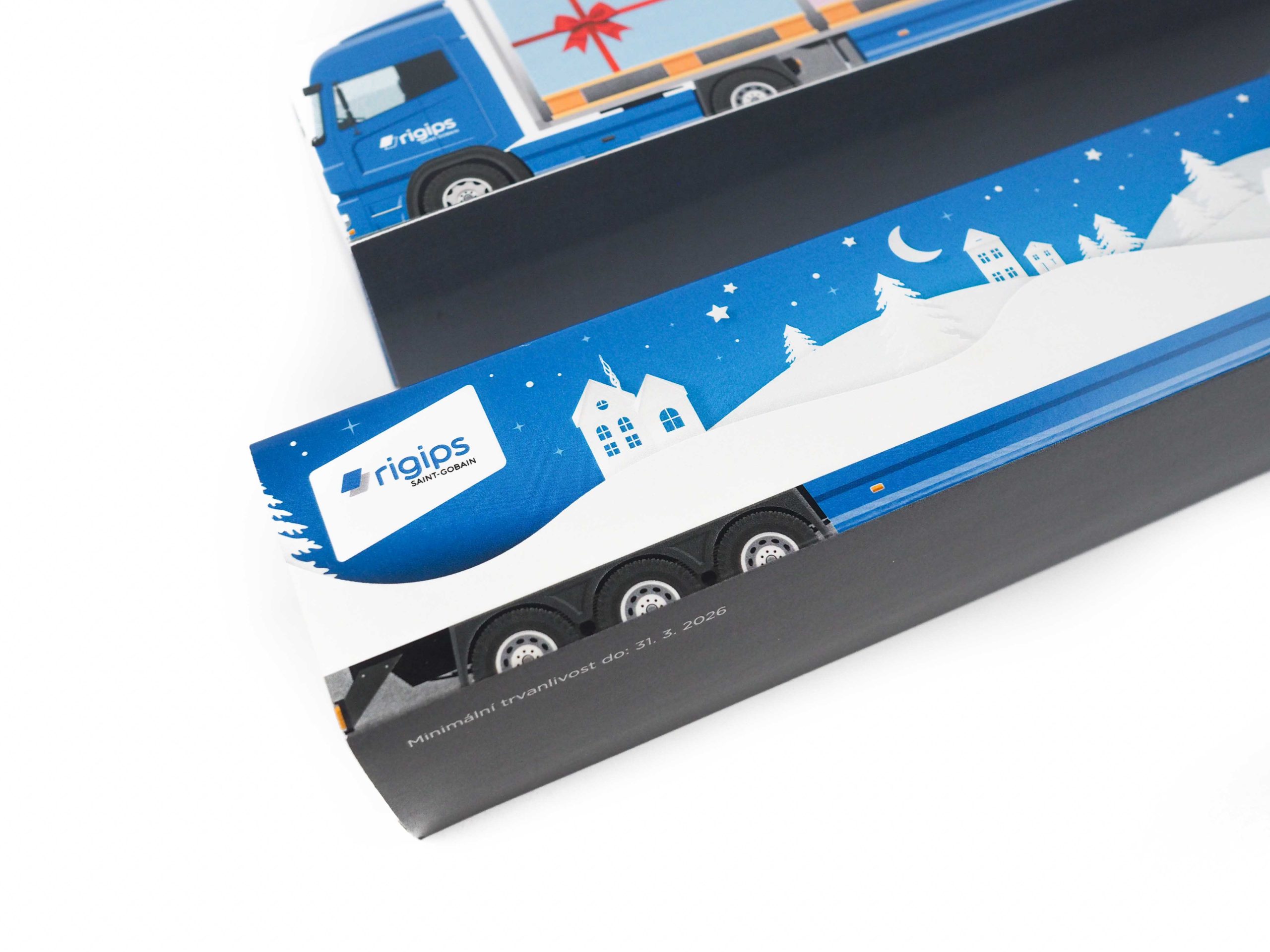 Dárková krabička s potiskem kamionu byla vyrobena jako malá bonboniéra. K originálnímu balení pak jen stačila konstrukce krabičky na makronky.