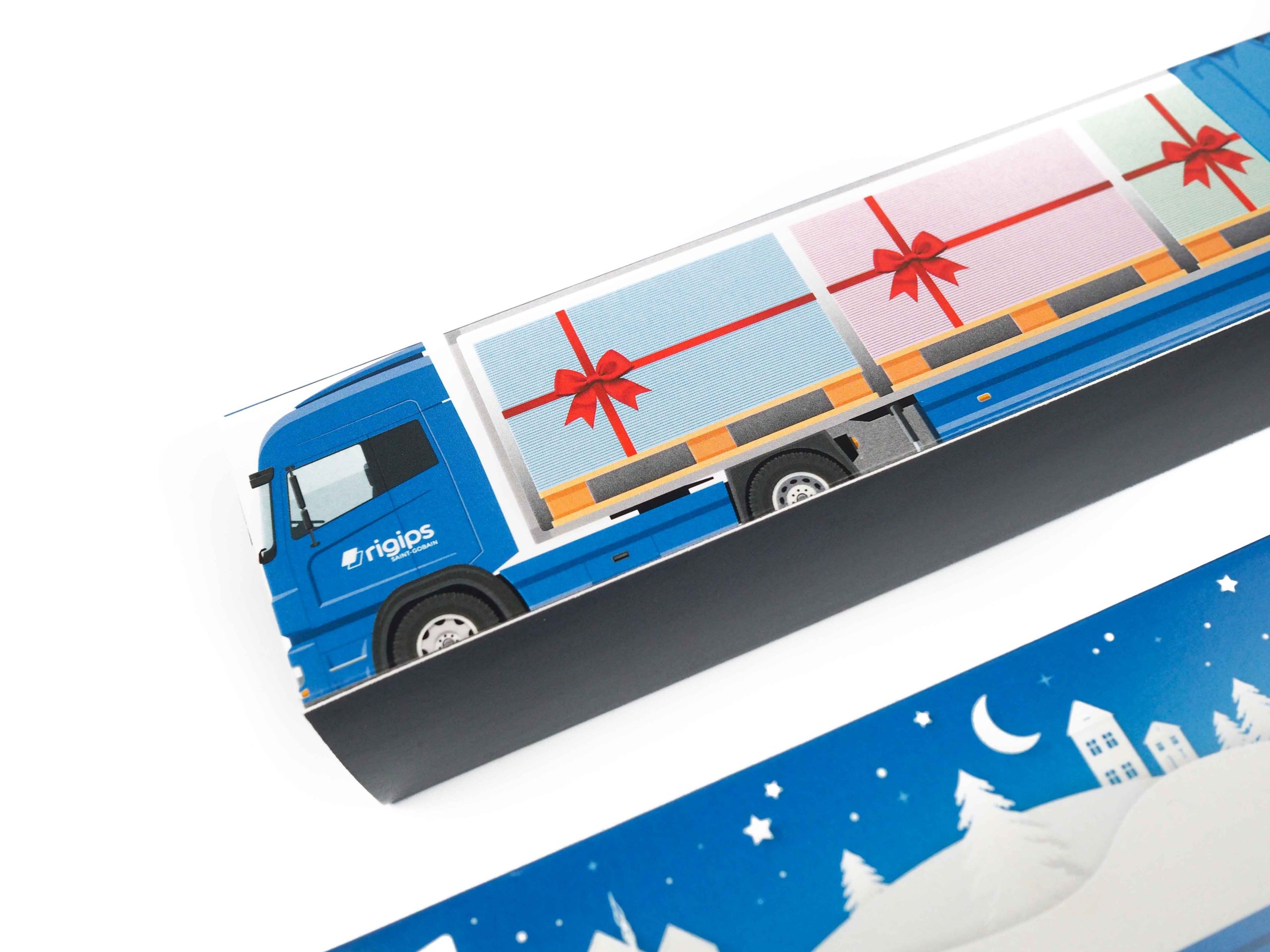 Dárková krabička s potiskem kamionu byla vyrobena jako malá bonboniéra. K originálnímu balení pak jen stačila konstrukce krabičky na makronky.