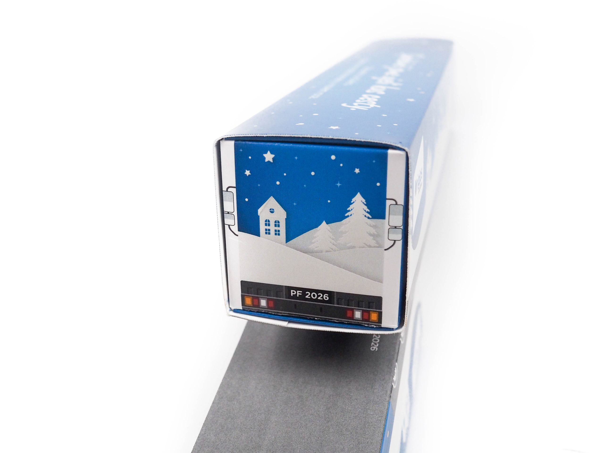 Dárková krabička s potiskem kamionu byla vyrobena jako malá bonboniéra. K originálnímu balení pak jen stačila konstrukce krabičky na makronky.