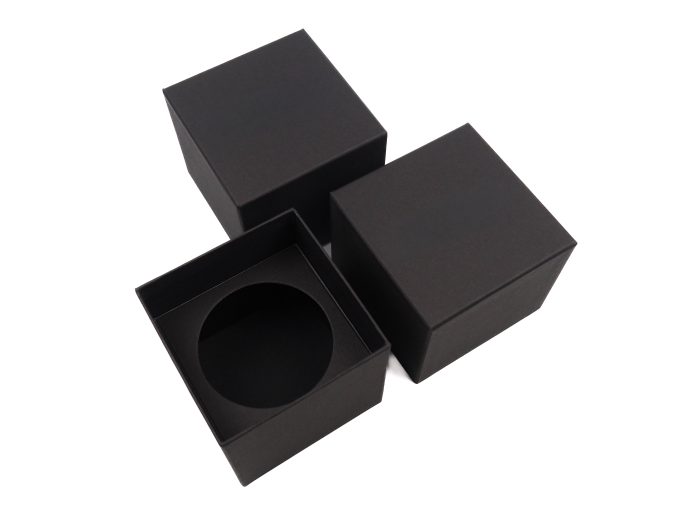 Potahovaná krabička na svíčku Tato krabička byla vyrobena jako dárkové balení na svíčku. Vnitřní vložka byla vyřezána přesně podle svíčky, aby v ní produkt perfektně seděl.