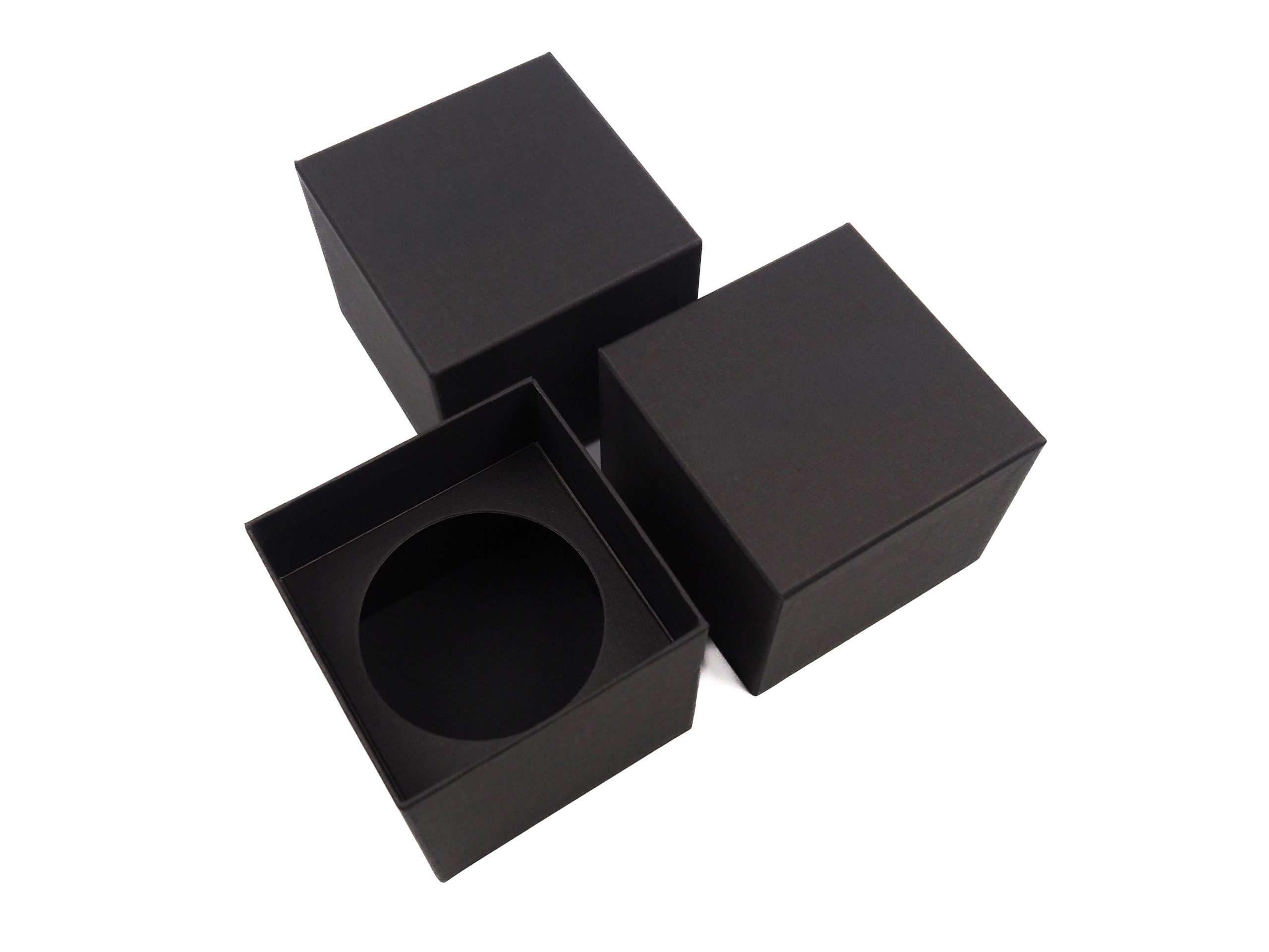 Tato krabička byla vyrobena jako dárkové balení na svíčku. Vnitřní vložka byla vyřezána přesně podle svíčky, aby v ní produkt perfektně seděl.