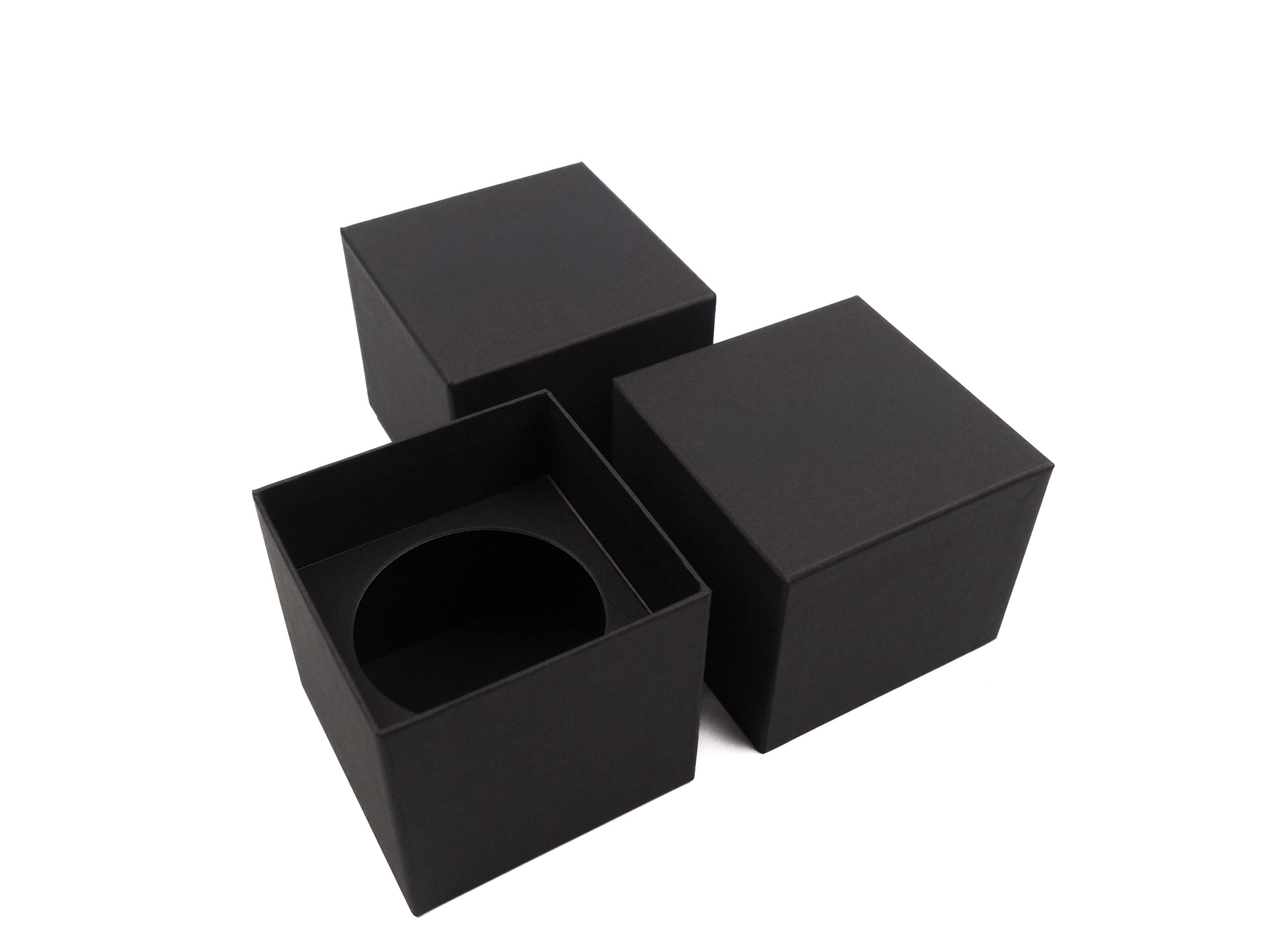 Tato krabička byla vyrobena jako dárkové balení na svíčku. Vnitřní vložka byla vyřezána přesně podle svíčky, aby v ní produkt perfektně seděl.