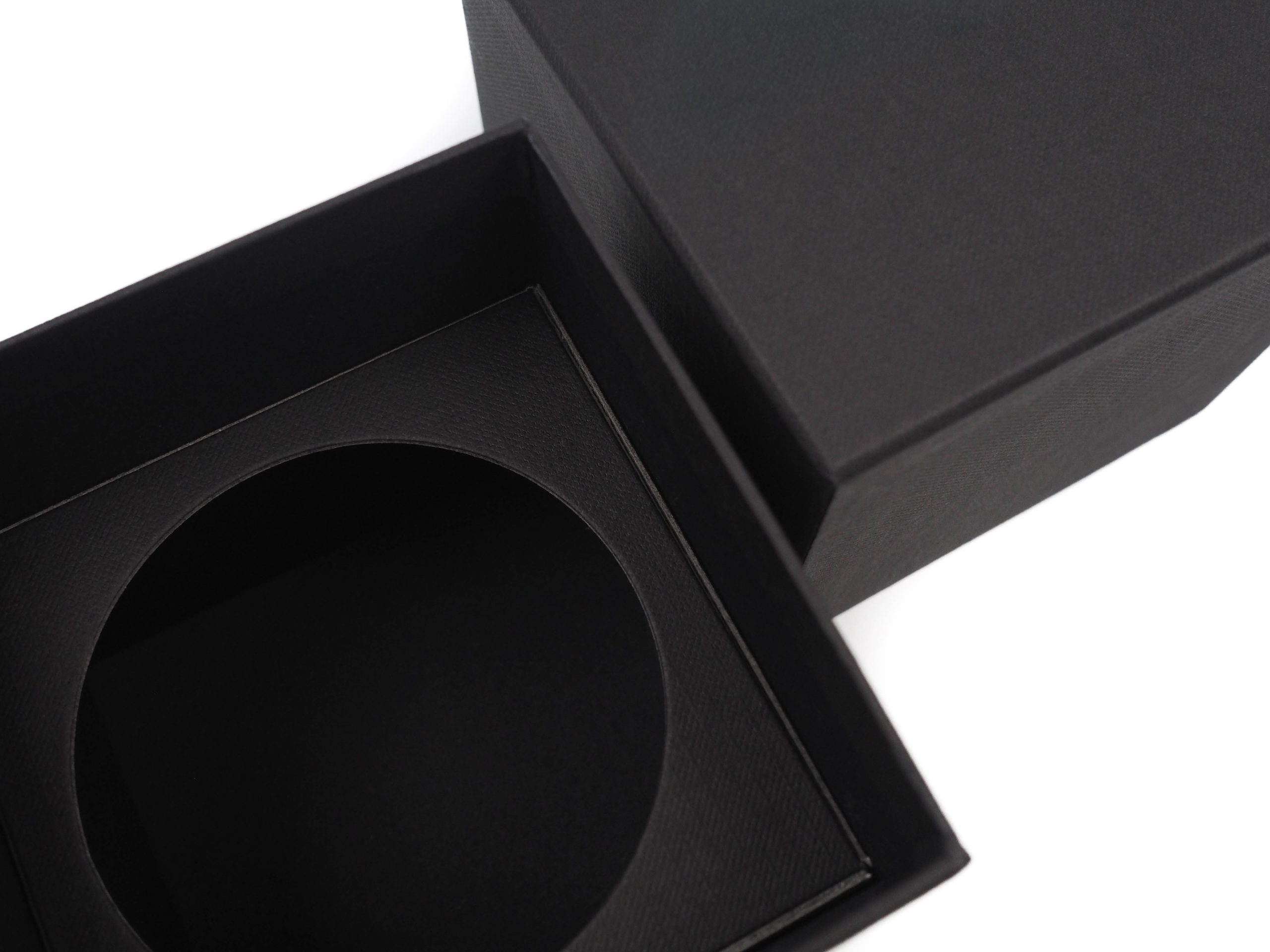 Tato krabička byla vyrobena jako dárkové balení na svíčku. Vnitřní vložka byla vyřezána přesně podle svíčky, aby v ní produkt perfektně seděl.