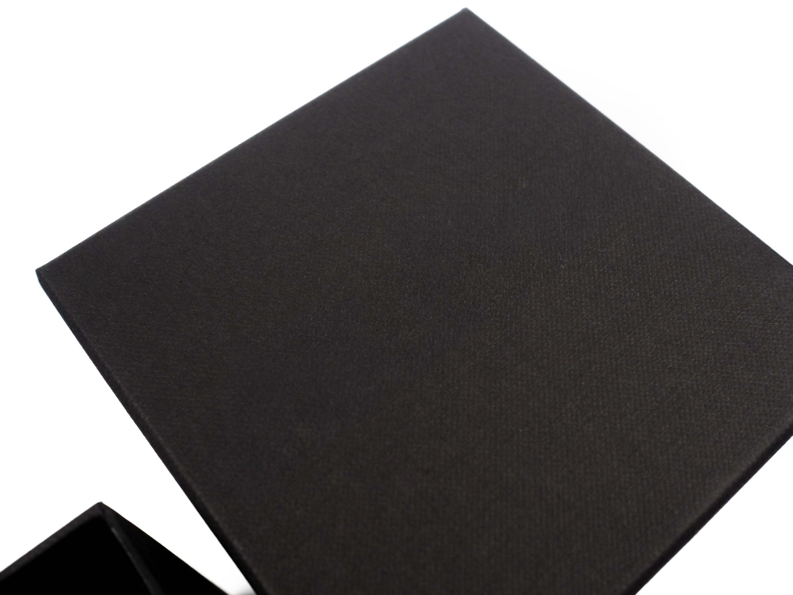 Tato krabička byla vyrobena jako dárkové balení na svíčku. Vnitřní vložka byla vyřezána přesně podle svíčky, aby v ní produkt perfektně seděl.