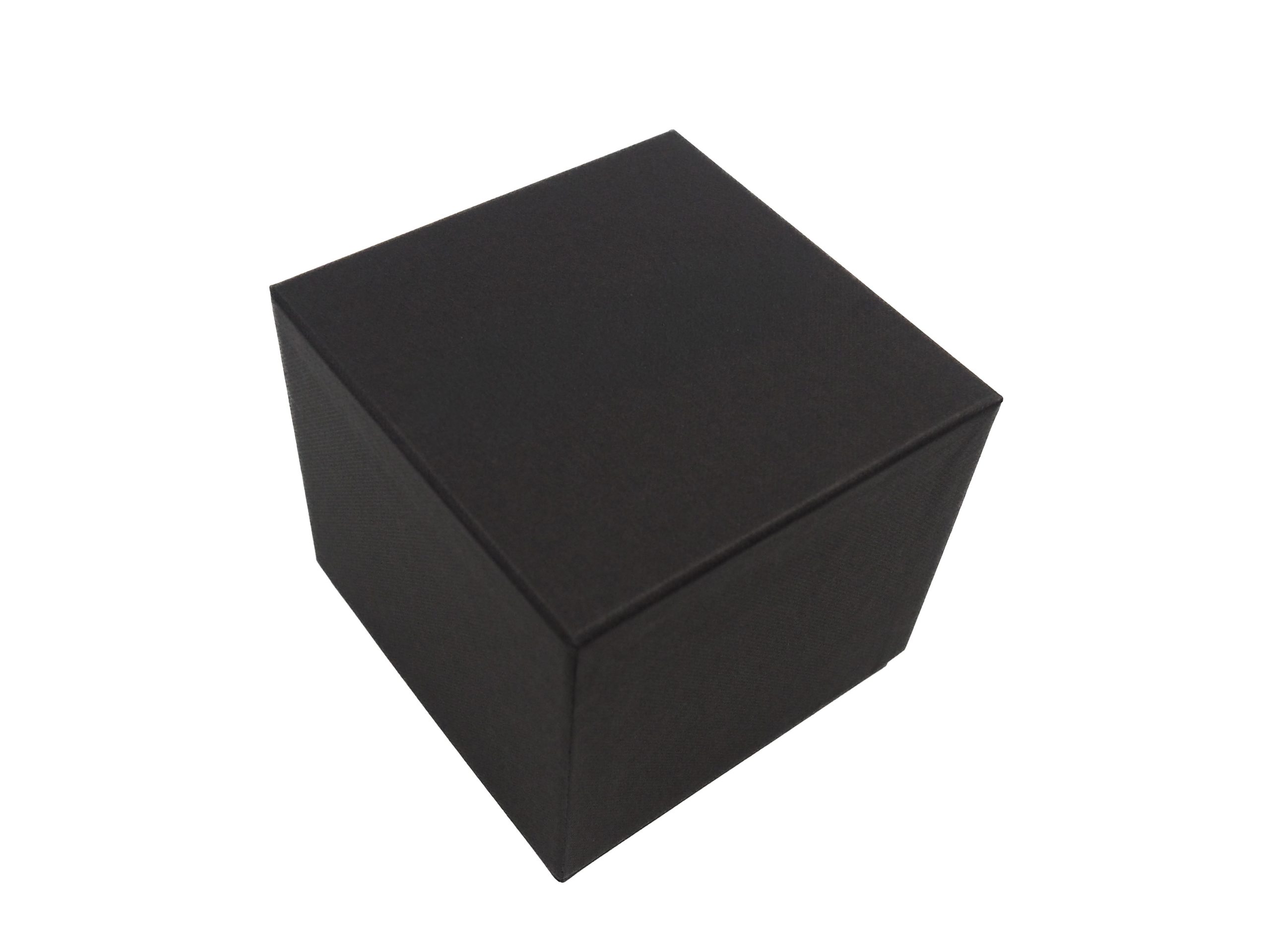 Tato krabička byla vyrobena jako dárkové balení na svíčku. Vnitřní vložka byla vyřezána přesně podle svíčky, aby v ní produkt perfektně seděl.