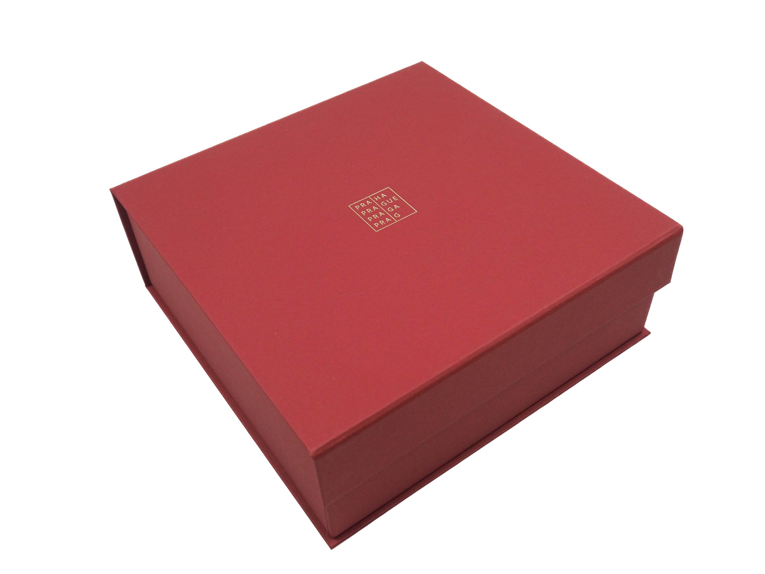 Tato magnetická krabice byla vyrobena na zakázku pro Magistrát hlavního města Prahy. Krabička v sobě ukrývala krásné dárky s vánoční tématikou a všechny produkty byly vloženy do přesně vyřezané potahované vložky.