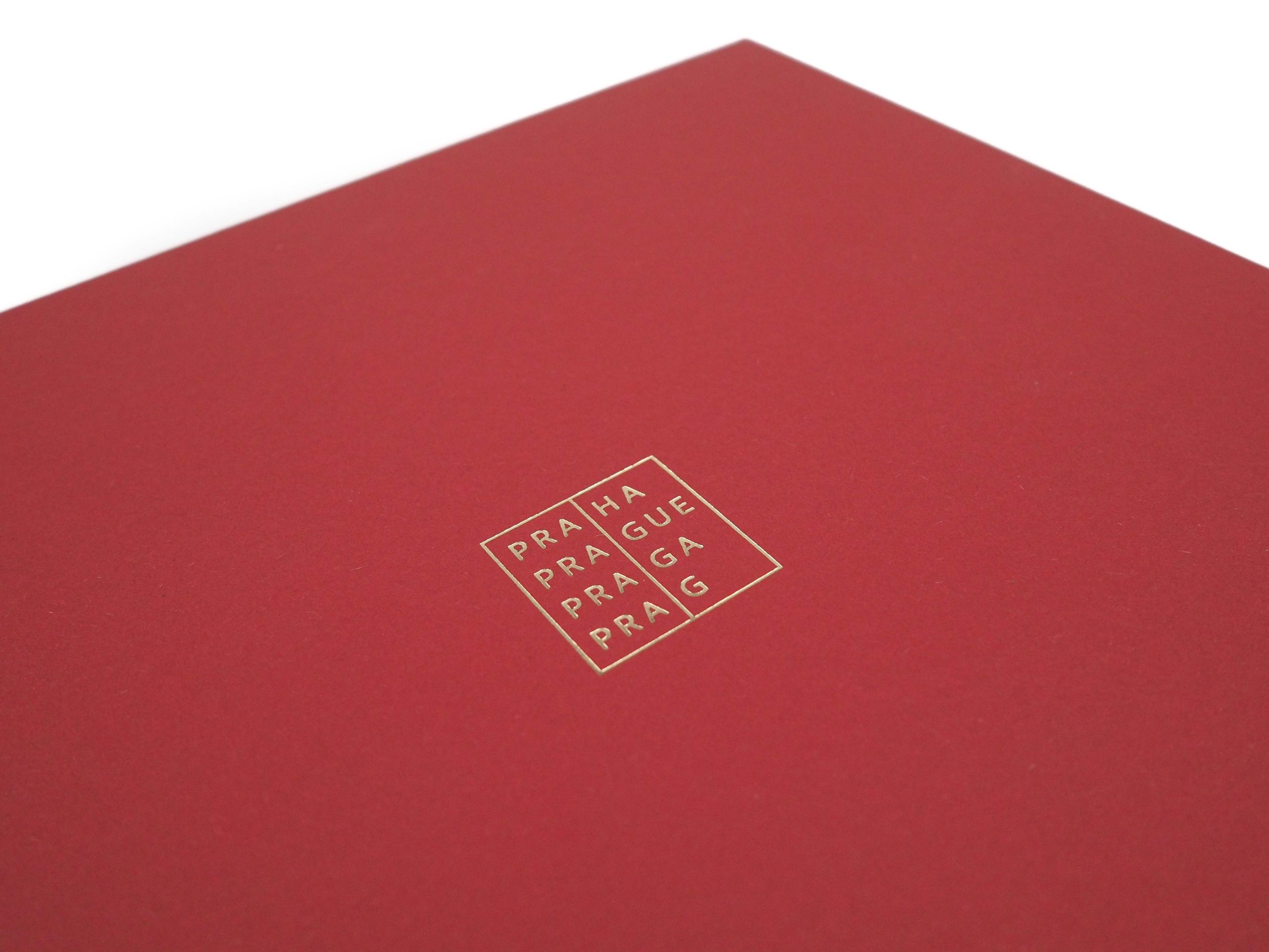 Tato magnetická krabice byla vyrobena na zakázku pro Magistrát hlavního města Prahy. Krabička v sobě ukrývala krásné dárky s vánoční tématikou a všechny produkty byly vloženy do přesně vyřezané potahované vložky.