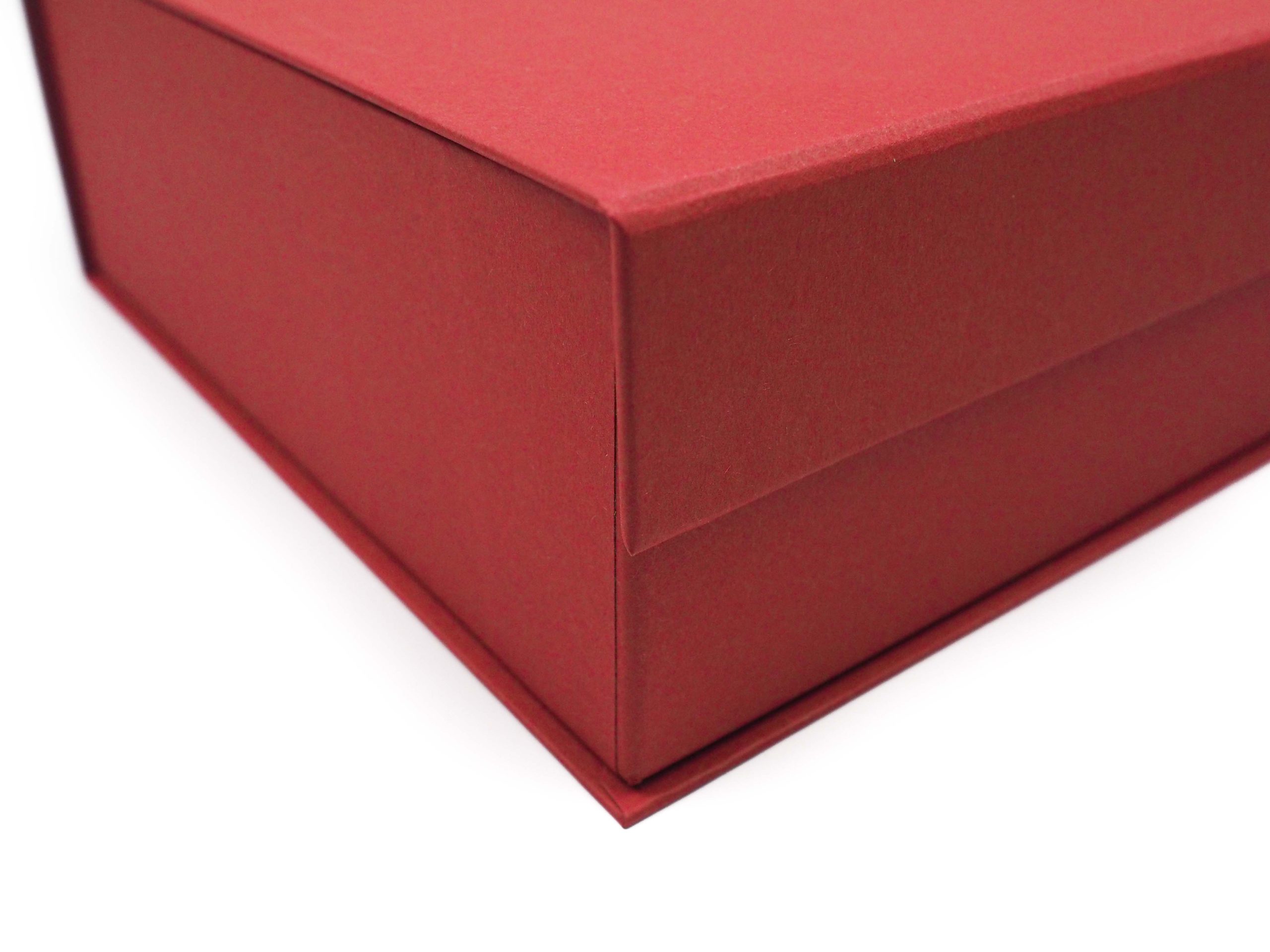 Tato magnetická krabice byla vyrobena na zakázku pro Magistrát hlavního města Prahy. Krabička v sobě ukrývala krásné dárky s vánoční tématikou a všechny produkty byly vloženy do přesně vyřezané potahované vložky.