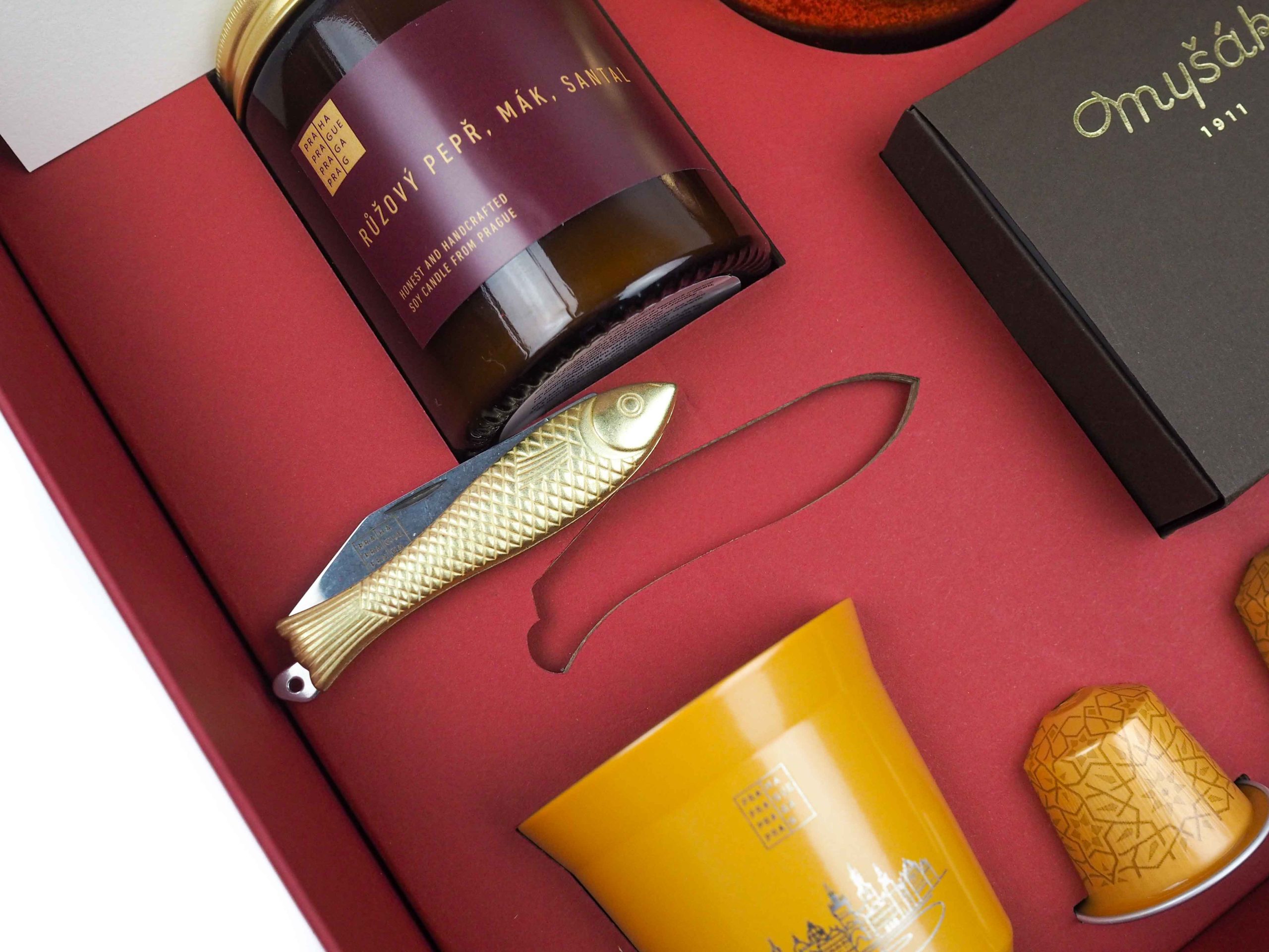 Tato magnetická krabice byla vyrobena na zakázku pro Magistrát hlavního města Prahy. Krabička v sobě ukrývala krásné dárky s vánoční tématikou a všechny produkty byly vloženy do přesně vyřezané potahované vložky.