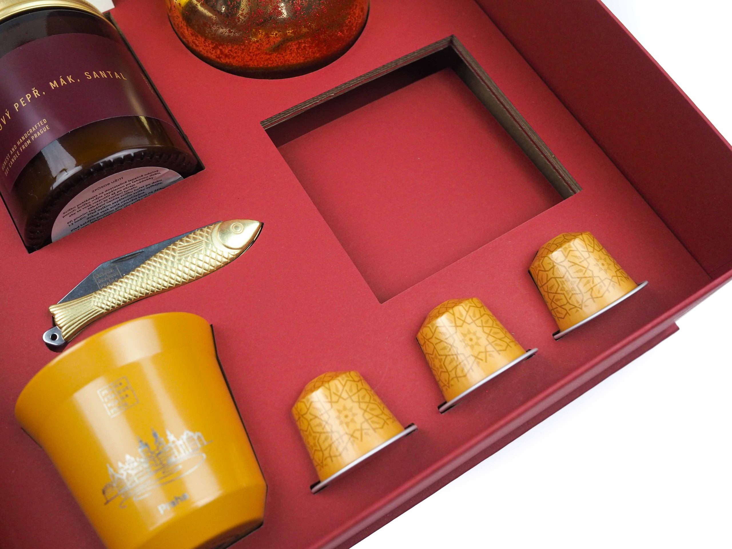 Tato magnetická krabice byla vyrobena na zakázku pro Magistrát hlavního města Prahy. Krabička v sobě ukrývala krásné dárky s vánoční tématikou a všechny produkty byly vloženy do přesně vyřezané potahované vložky.