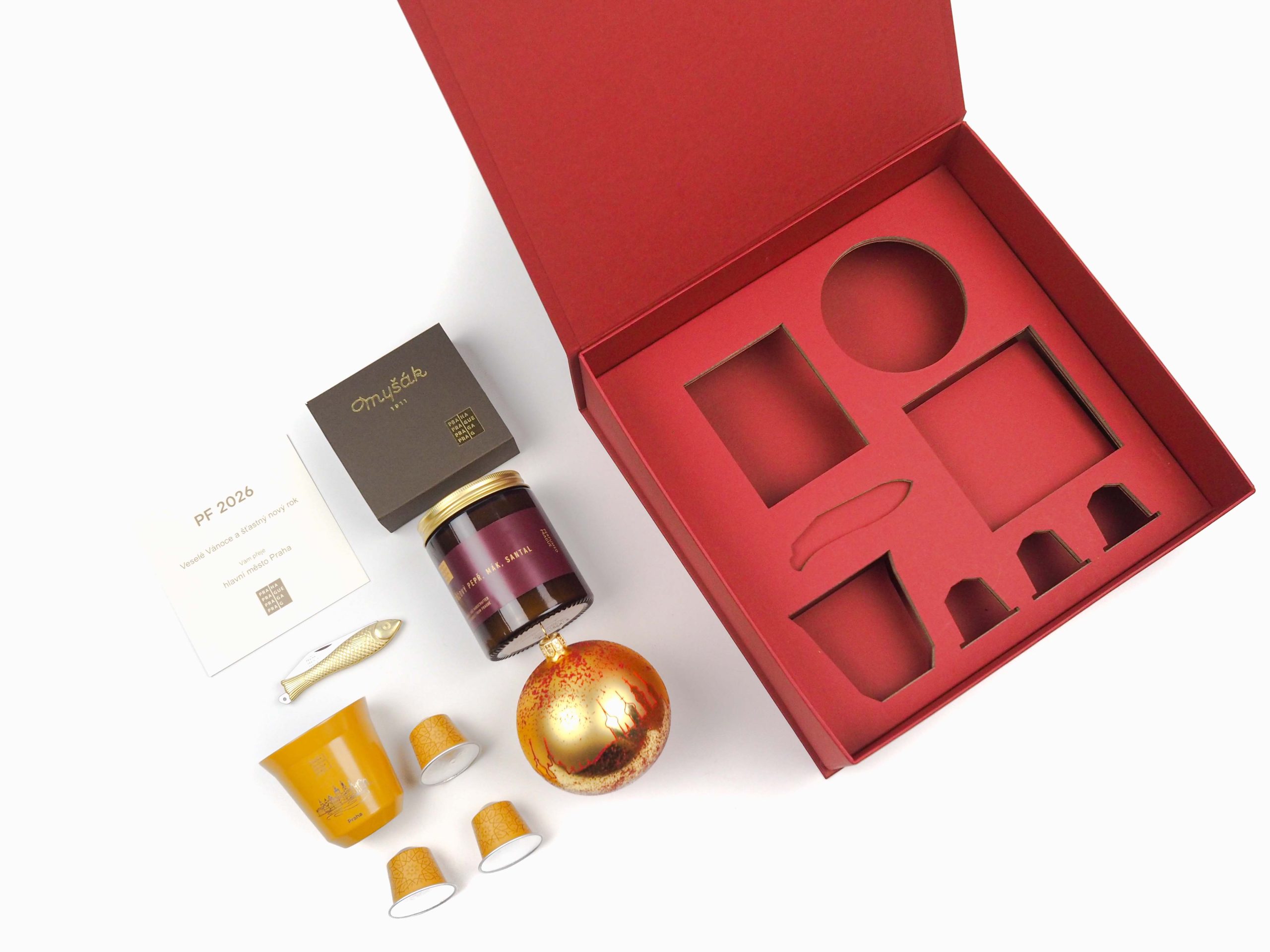 Tato magnetická krabice byla vyrobena na zakázku pro Magistrát hlavního města Prahy. Krabička v sobě ukrývala krásné dárky s vánoční tématikou a všechny produkty byly vloženy do přesně vyřezané potahované vložky.