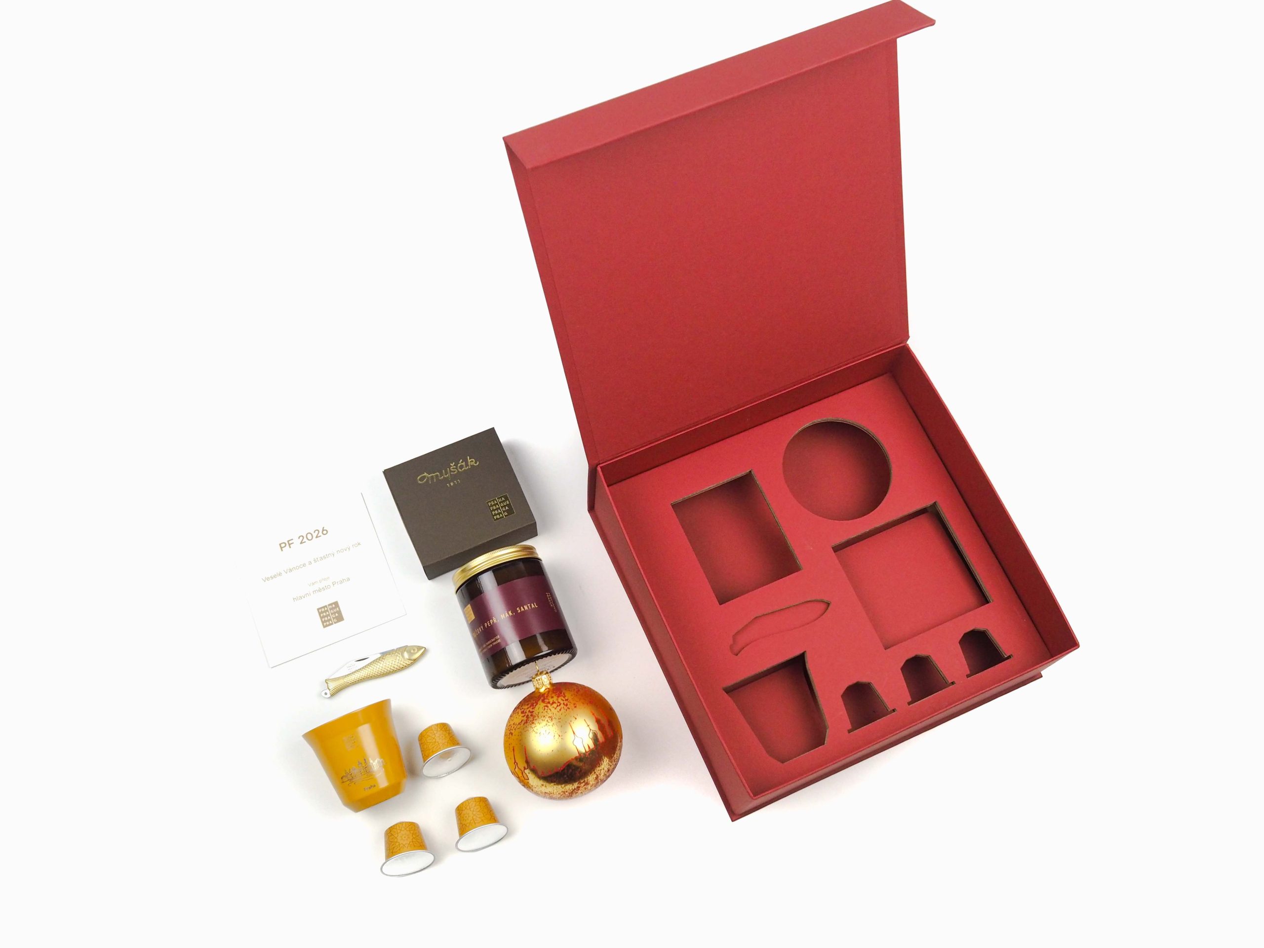 Tato magnetická krabice byla vyrobena na zakázku pro Magistrát hlavního města Prahy. Krabička v sobě ukrývala krásné dárky s vánoční tématikou a všechny produkty byly vloženy do přesně vyřezané potahované vložky.