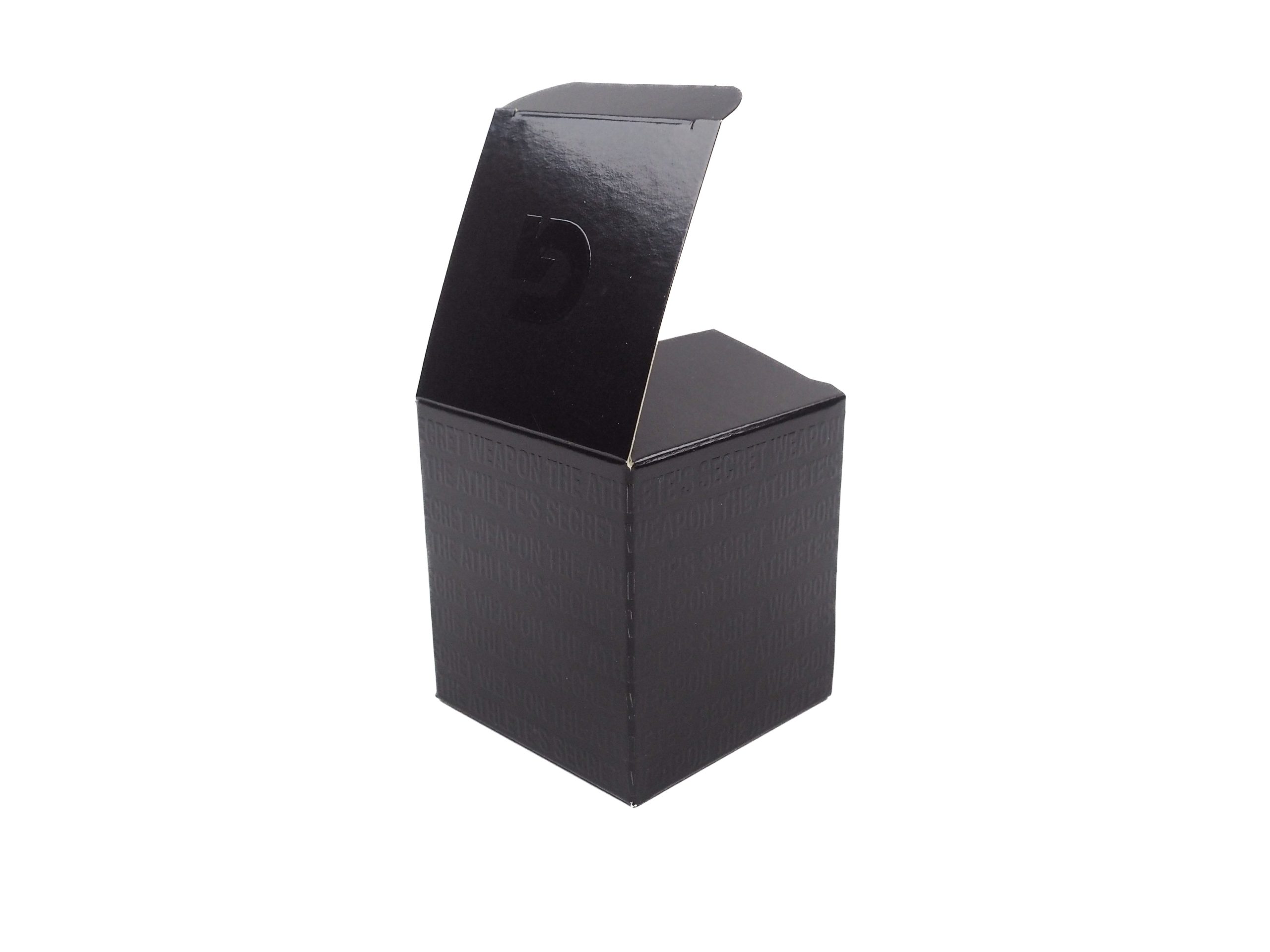 Komínková krabička Greeziss Black byla vyrobena na produkt hřejivých mastí. Při této produkci byla zvolena nová technologie 3D laku, který dodá jedinečný prvek v podobě lesklých vystouplých detailu, které jsou zajímavé a originální.