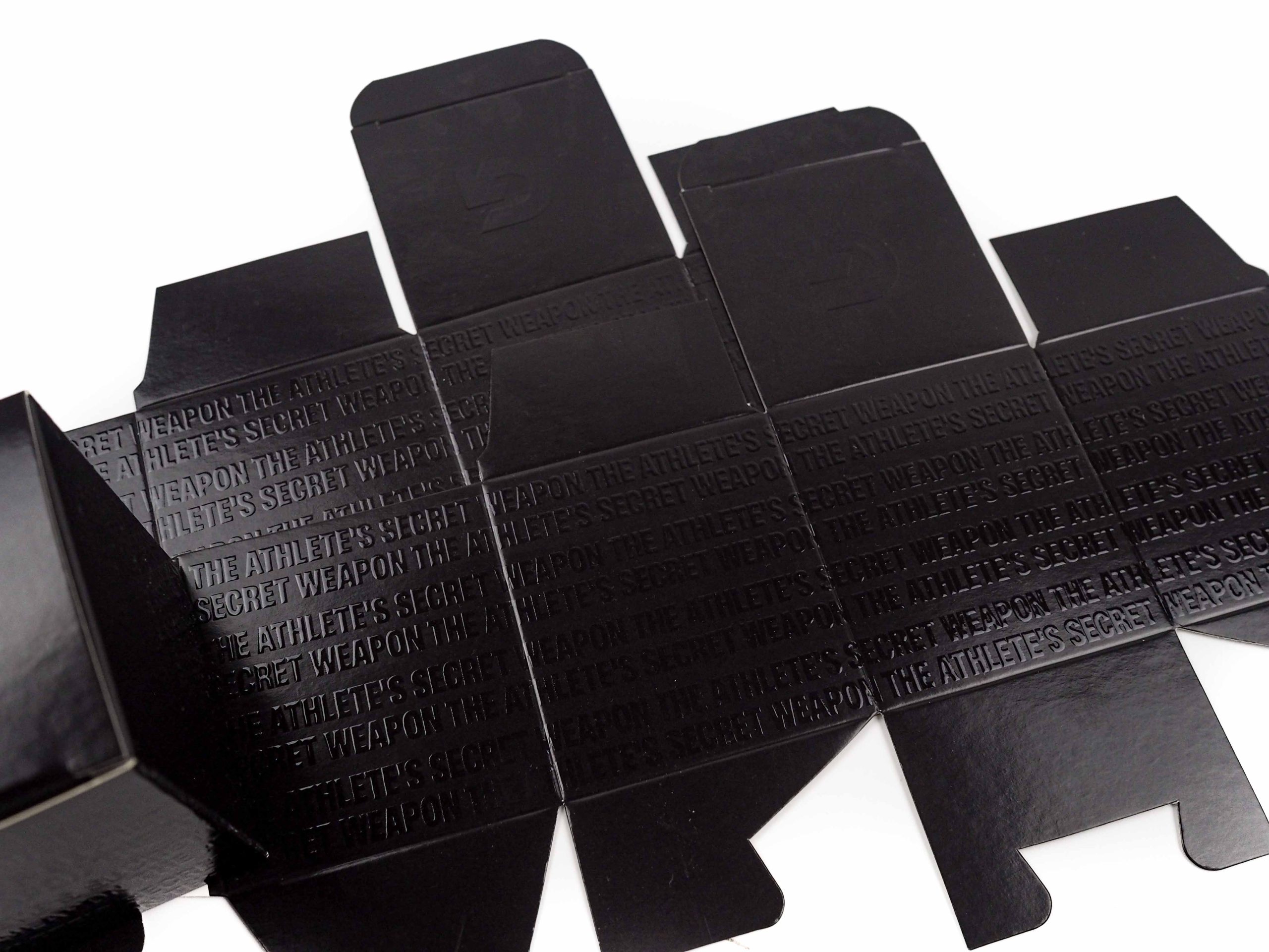 Komínková krabička Greeziss Black byla vyrobena na produkt hřejivých mastí. Při této produkci byla zvolena nová technologie 3D laku, který dodá jedinečný prvek v podobě lesklých vystouplých detailu, které jsou zajímavé a originální.