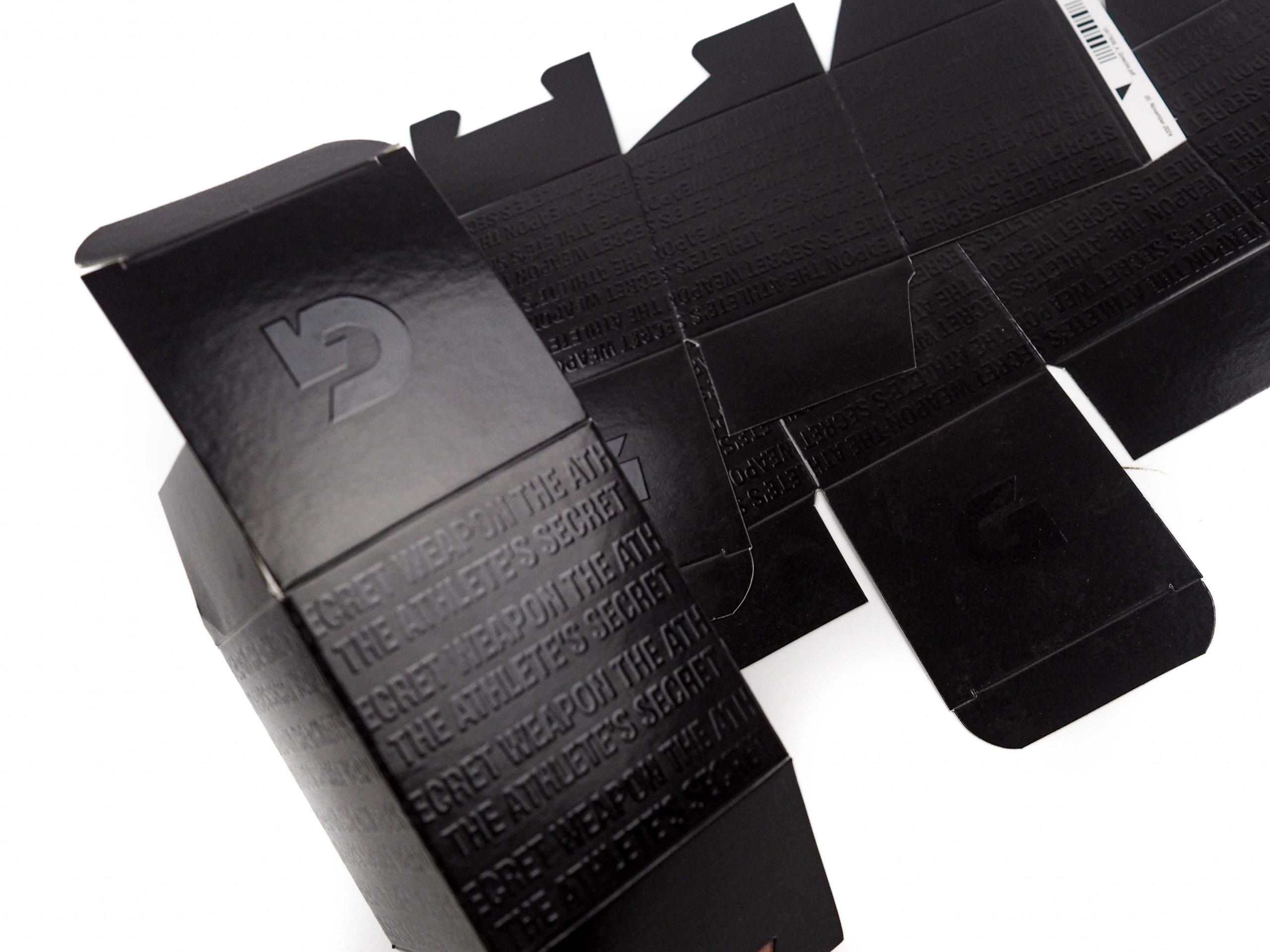 Komínková krabička Greeziss Black byla vyrobena na produkt hřejivých mastí. Při této produkci byla zvolena nová technologie 3D laku, který dodá jedinečný prvek v podobě lesklých vystouplých detailu, které jsou zajímavé a originální.