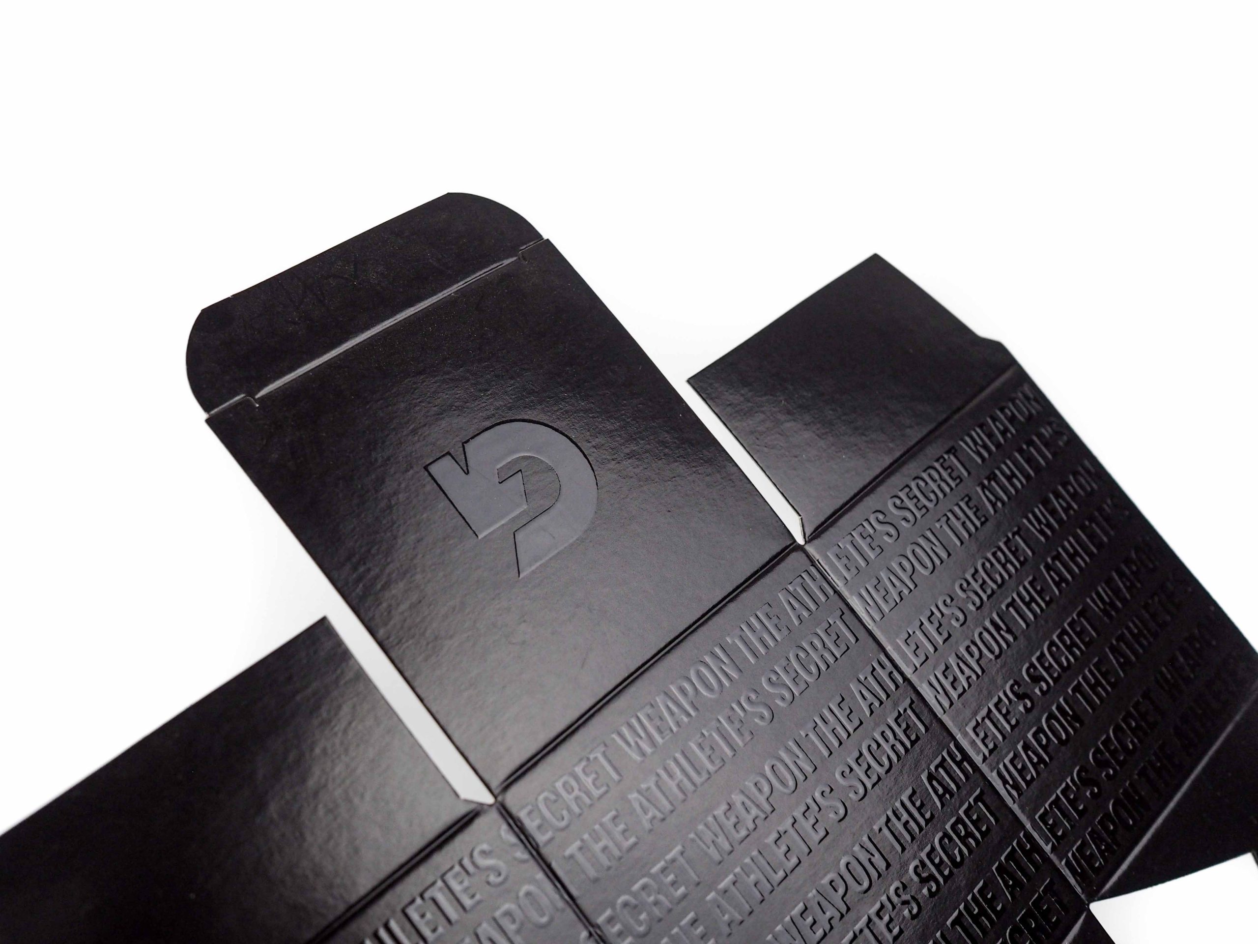 Komínková krabička Greeziss Black byla vyrobena na produkt hřejivých mastí. Při této produkci byla zvolena nová technologie 3D laku, který dodá jedinečný prvek v podobě lesklých vystouplých detailu, které jsou zajímavé a originální.