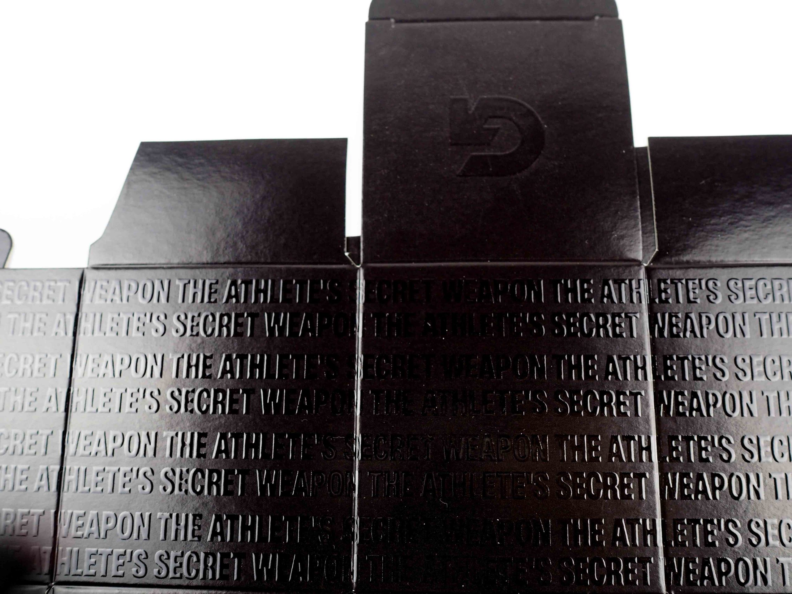 Komínková krabička Greeziss Black byla vyrobena na produkt hřejivých mastí. Při této produkci byla zvolena nová technologie 3D laku, který dodá jedinečný prvek v podobě lesklých vystouplých detailu, které jsou zajímavé a originální.