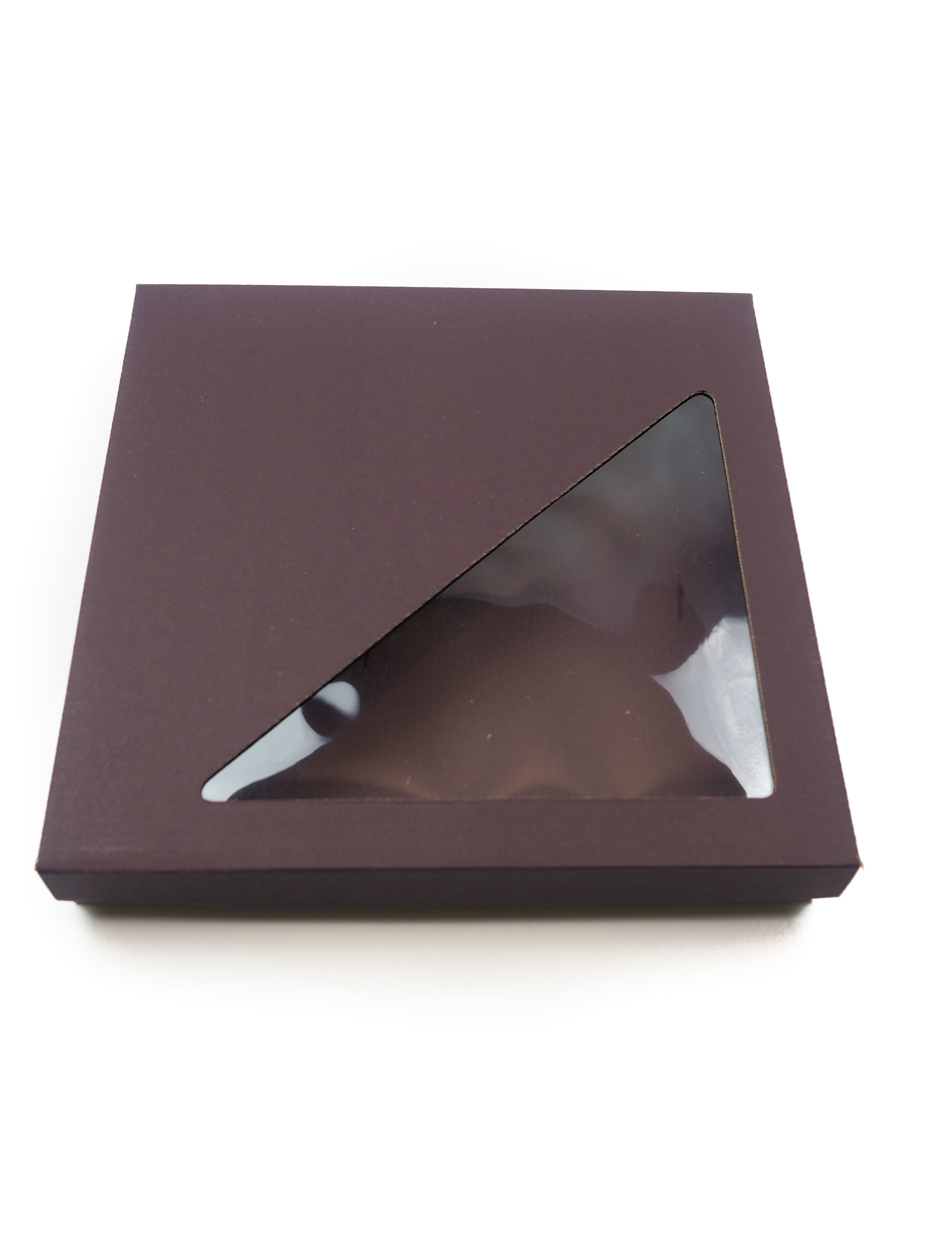 Dárková krabička vyrobena z 2vrstvé lepenky s oknem ve víčku.