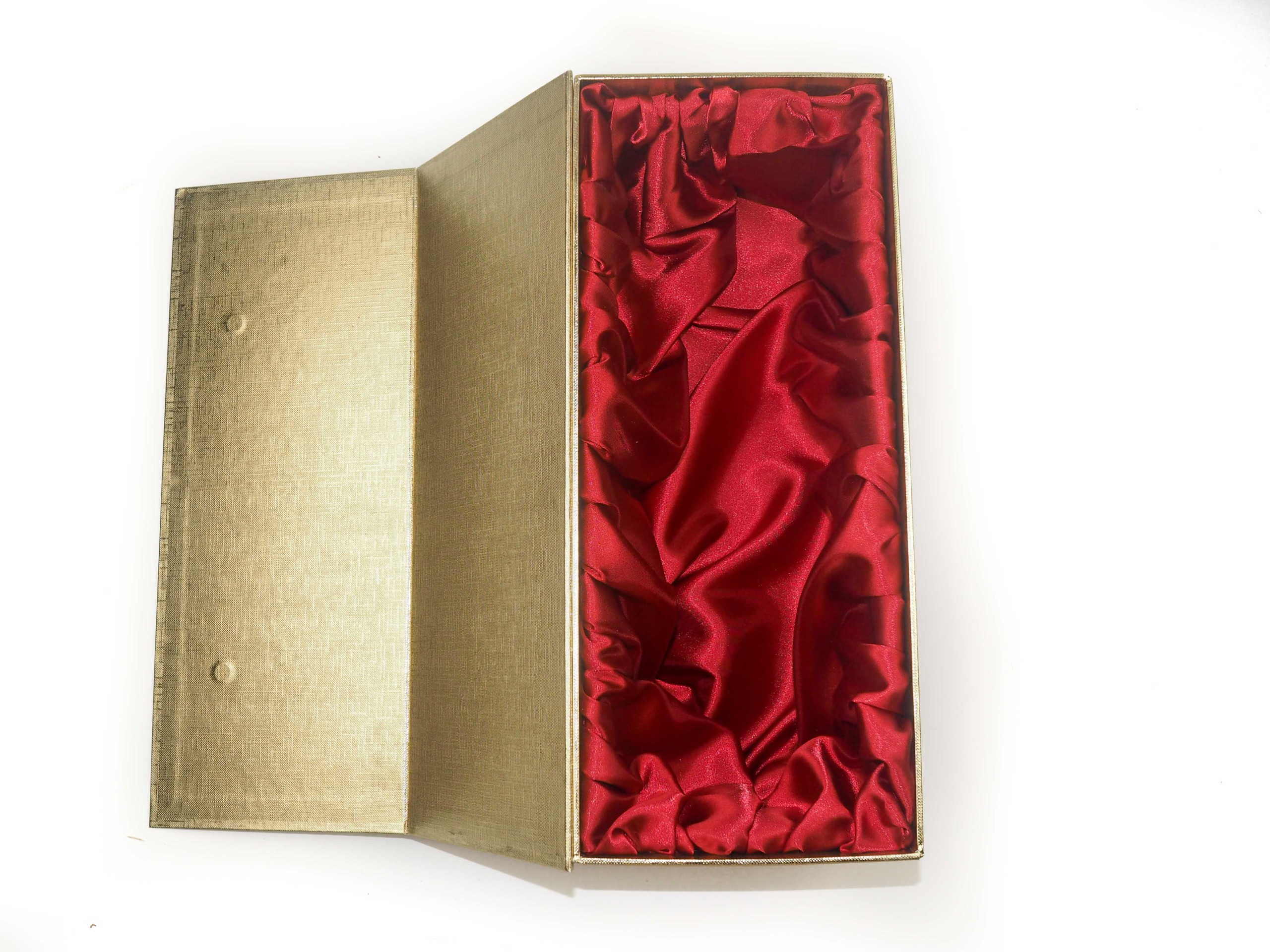 Dárková krabička s magnetickým zavíráním byla vyrobena na zakázku na vložení trofeje kulturistické show EVLS Prague. Uvnitř byla vyrobena pevná vložka potažená červeným saténem. Zvenku byla použita ražba loga a vyroben papírový rukáv na ochranu krabičky.