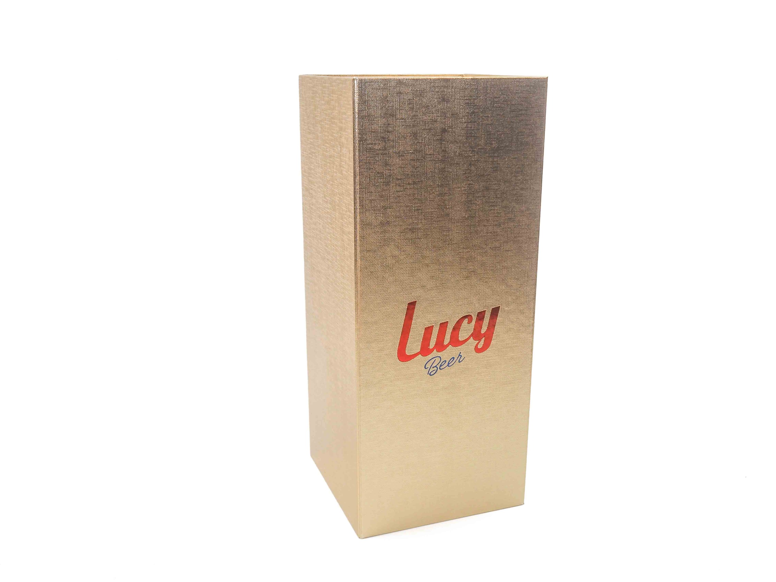 Dárková krabička s magnetickým zavíráním byla vyrobena na zakázku na vložení trofeje kulturistické show EVLS Prague. Uvnitř byla vyrobena pevná vložka potažená červeným saténem. Zvenku byla použita ražba loga a vyroben papírový rukáv na ochranu krabičky.
