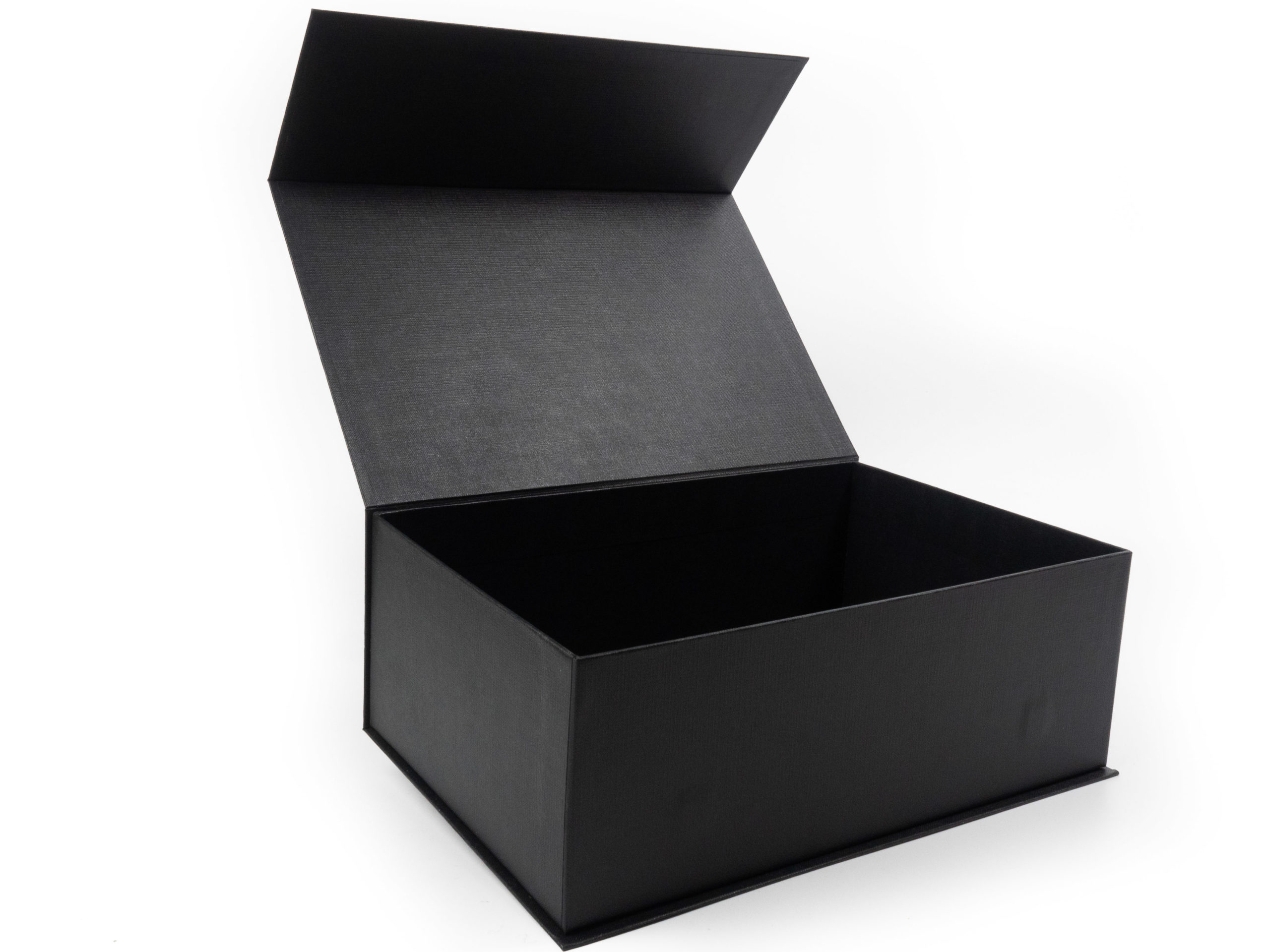 Dárková krabice s magnetickým zavíráním byla vyrobena zcela na zakázku jako dárek k představení nového vozu Lexus. Zvenku byla použita stříbrná ražba loga.