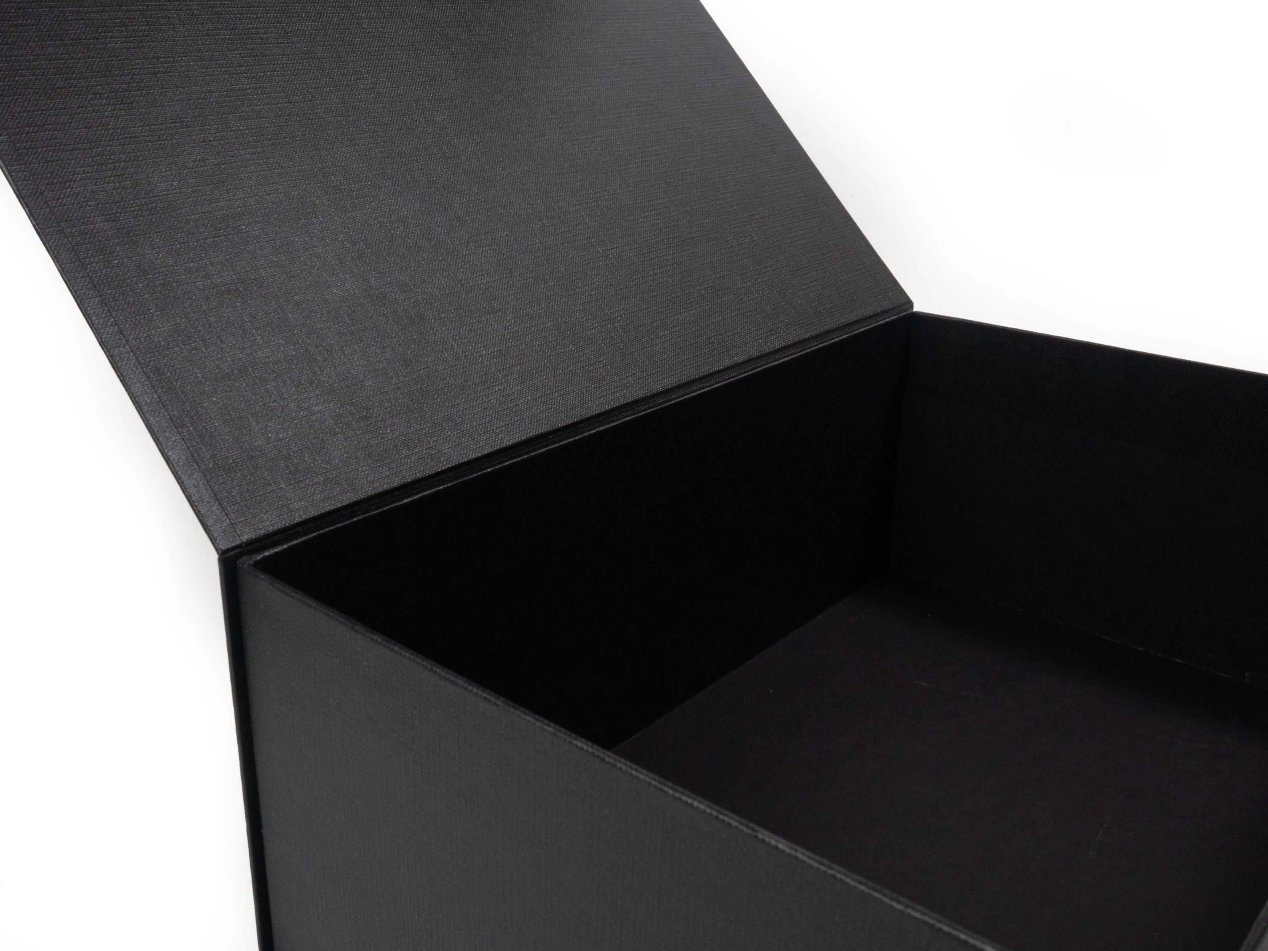 Dárková krabice s magnetickým zavíráním byla vyrobena zcela na zakázku jako dárek k představení nového vozu Lexus. Zvenku byla použita stříbrná ražba loga.