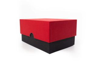 Dárková krabička v provedení víko/ dno. Víko v červené barvě se strukturou a ražbou černého loga., dno v provedení černé barvy.