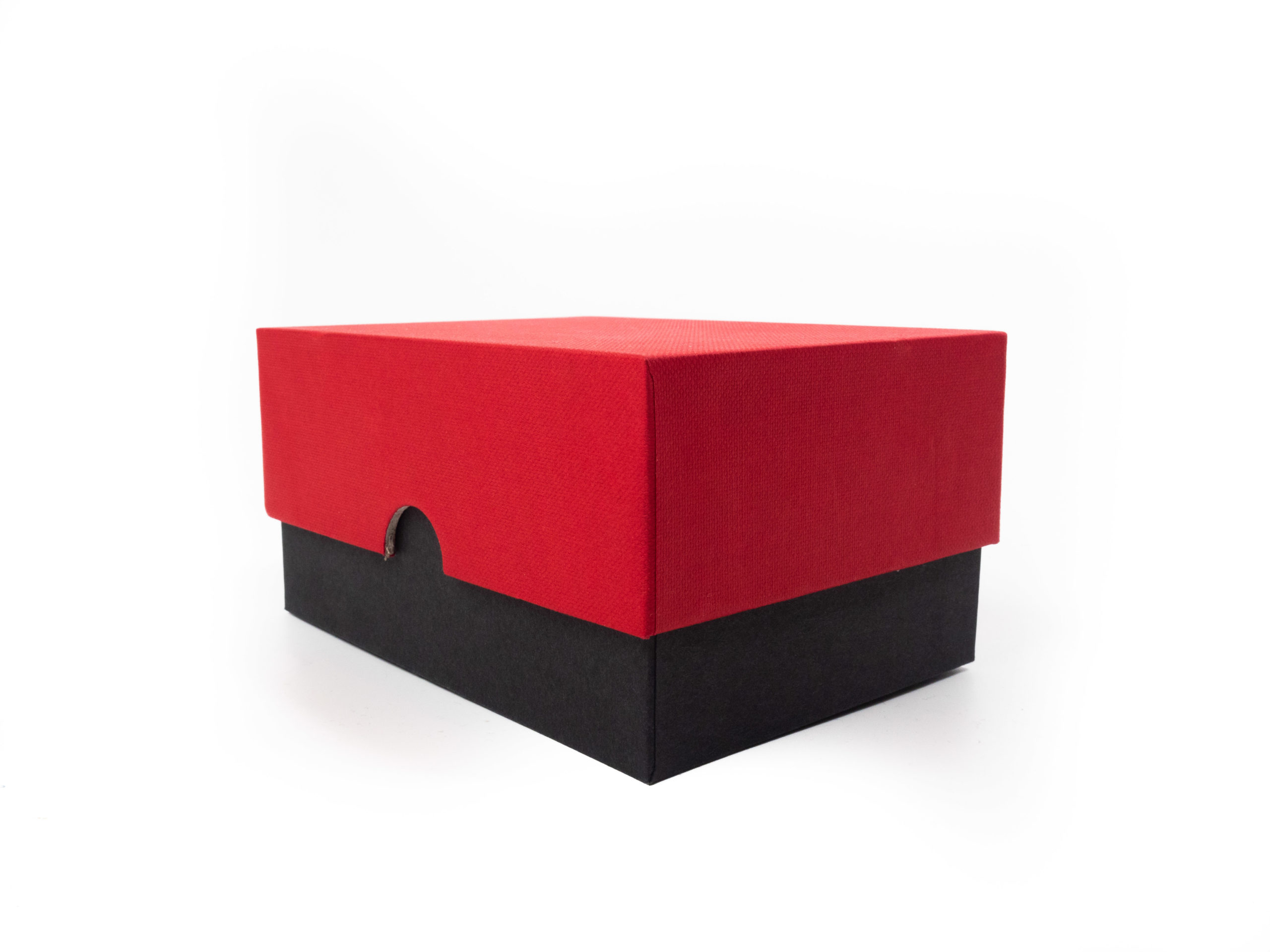 Dárková krabice v provedení víko/dno byla vyrobena na zakázku ve dvou barevném provedení. Víčko je v červené barvě se strukturou a dno v černém potahu bez struktury. Na víčku černá ražba loga.