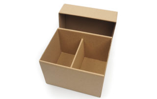 Dárková krabička na hrnečky z tmavě hnědé mikrovlny. Papírová krabička na hrneček je vyrobená na zakázku.