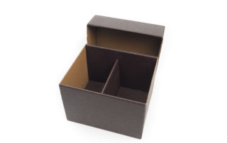 Dárková krabička na hrnečky z tmavě hnědé mikrovlny. Papírová krabička na hrneček je vyrobená na zakázku.