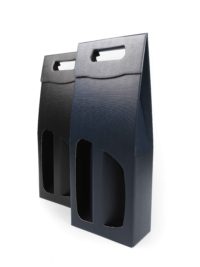 Odnosné dárkové krabice na víno Odnosné dárkové krabice na víno z kvalitního německého materiálu. Pevný papír je s jemnou strukturou, která dárkovému balení dodává na luxusnějším vzhledu. Do odnosných tašek se vejdou 2 lahve vína, které jsou od sebe odděleny papírovou proložkou, která vznikne po otevření okének. Dalším jedinečným prvkem je úchopné ucho, které díky své konstrukci zajišťuje pohodlný odnos.