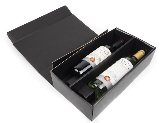 Dárková krabice na 2 vína v černé barvě z kvalitního černého papíru. Krabice má na sobě jemnou strukturu s ražbou vánočního stromu ve zlato stříbrné barvě. V krabici jsou bezpečnostní zobáčky, které udrží láhve vína na svém místě bez možnosti posunu.