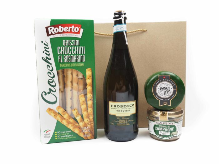 Dárková taška Green Prosecco Dárková taška v sobě obsahuje italské Grissini rozmarýnek, pravé italské Prosecco, zralý sýr cheddar a terinu se zeleným pepřem- Obdarujte s chutí degustačním zážitkem, zabaleném v elegantním dárkovém balení.