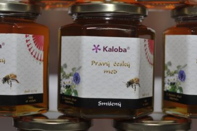 Sklenice medu s etiketou