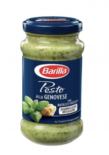 Barilla Pesto omáčky se rodí s vášní pro italské ingredience. Stejně jako ostatní Barilla omáčky, i omáčky typu pesto neobsahují konzervační látky, ani barviva. Krémová a intenzivní chuť, je ideální volbou, jak dodat běžným jídlům nádech nevšednosti.Barilla Pesto alla Genovese se vyrábí z čerstvých voňavých listů bazalky a sýru Pecorino Romano, který nese označení DOP.