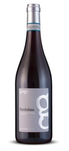 Bardolino BIO DOC Gorgo Víno rubínově červené barvy, ovocné aroma zralých třešní, borůvek a rybízu s náznaky koření, zejména černého pepře, v chuti měkké s jemnou tříslovinou, má příjemnou a kontrolovanou kyselost s kořenitými tóny. Obsah 0,75l.