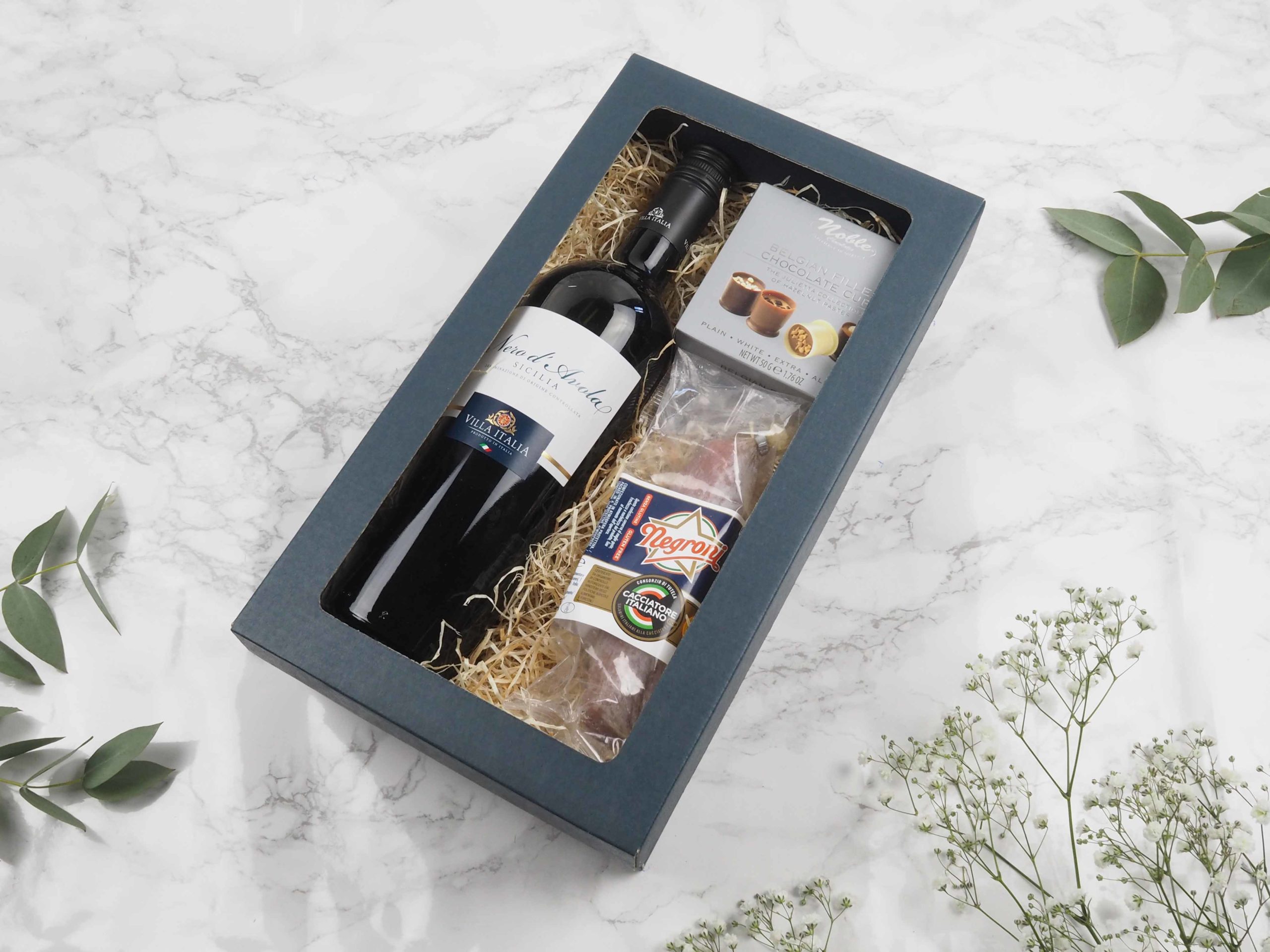 Dárková krabička v sobě ukrývá italské červené víno, belgické plněné pralinky a italský salámek. Všechny pochutiny jsou baleny v elegantní a ekologické papírové krabičce. Obdarujte s chutí malým degustačním zážitkem.